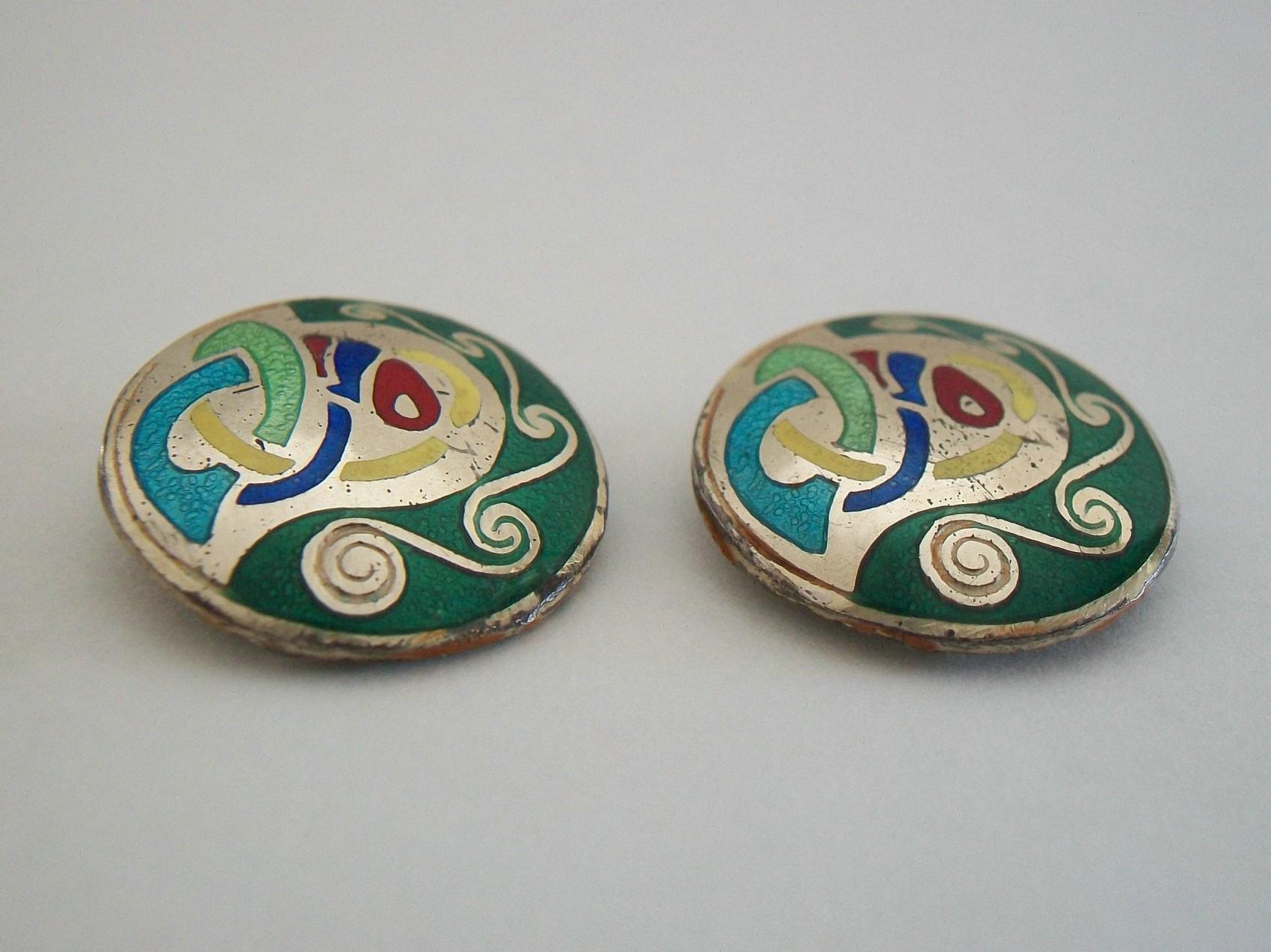Arts and Crafts Tara Ware, clips d'oreilles celtiques en argent et émail, Irlande, vers 1965 en vente