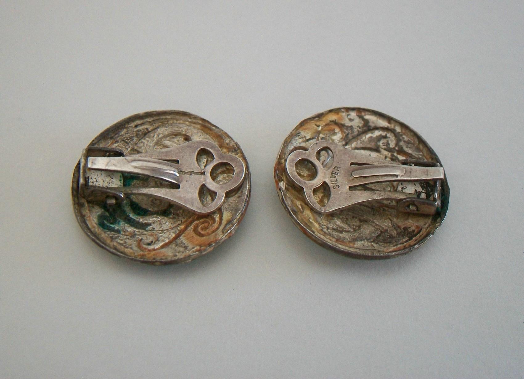 Tara Ware, Celtic Sterling Silver & Enamel Ear Clips, Ireland, circa 1965 In Good Condition For Sale In Chatham, CA