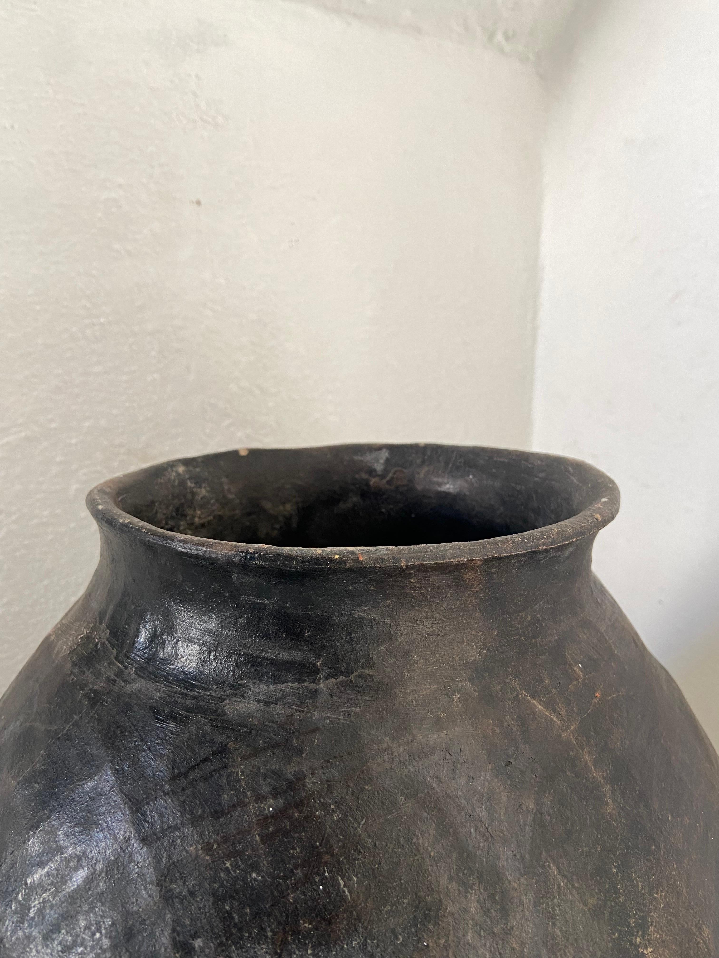 Tarahumara water vessel from Southwestern Chihuahua, Mexico, circa 1920s. The dark color of the clay used to create this pot is extremely rare. The Tarahumara, or Rarámuri, are indigenous peoples who live along the southern border of Chihuahua and