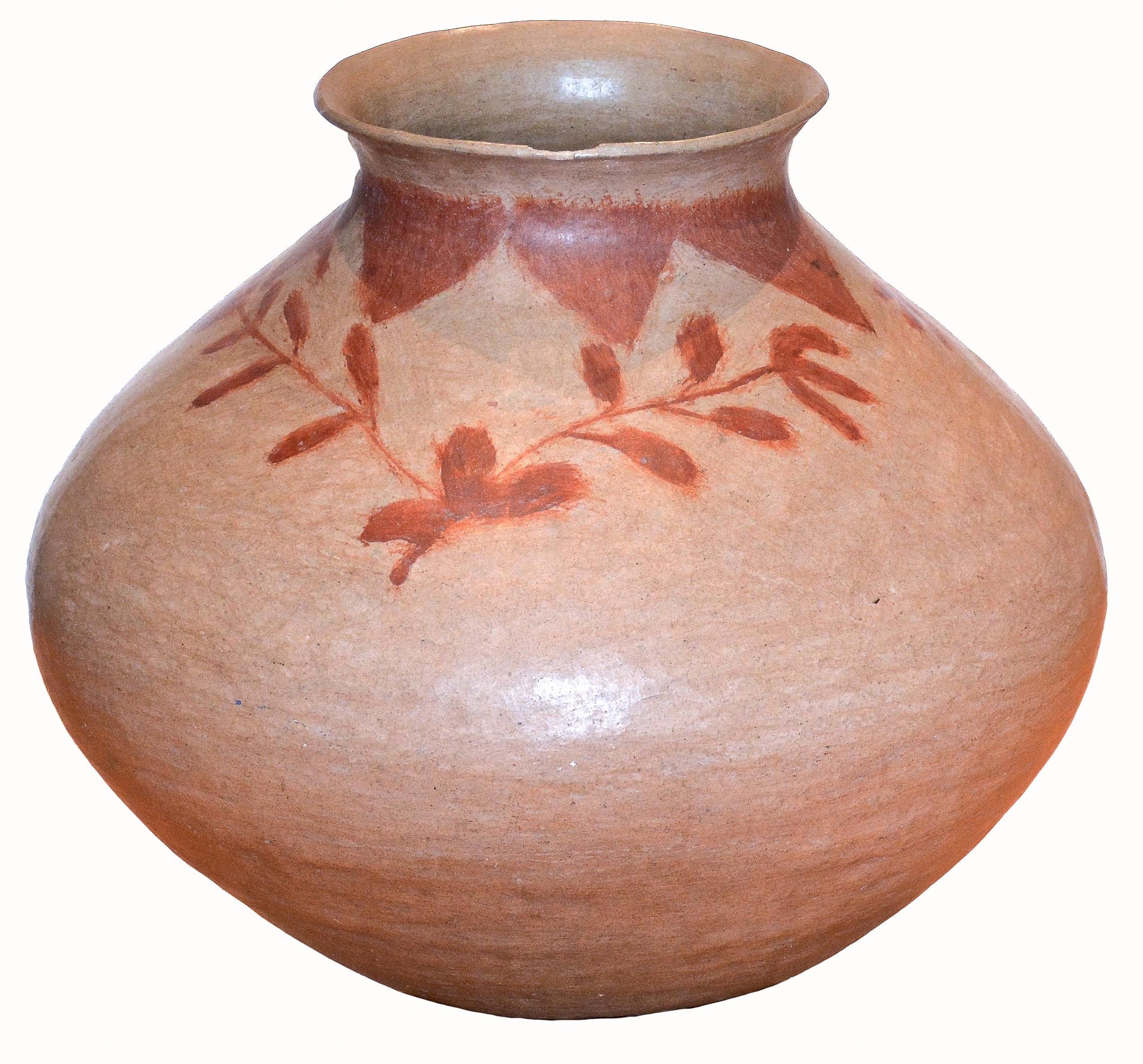 Grande vaso d'acqua indiano Tarahumara dipinto con un disegno floreale
Montagne della Sierra Tarahumara, Chihuahua, Messico
1970s
Argilla a basso fuoco.
17 pollici di H. x 16 pollici di diametro

Un esempio insolitamente grande e d'epoca di