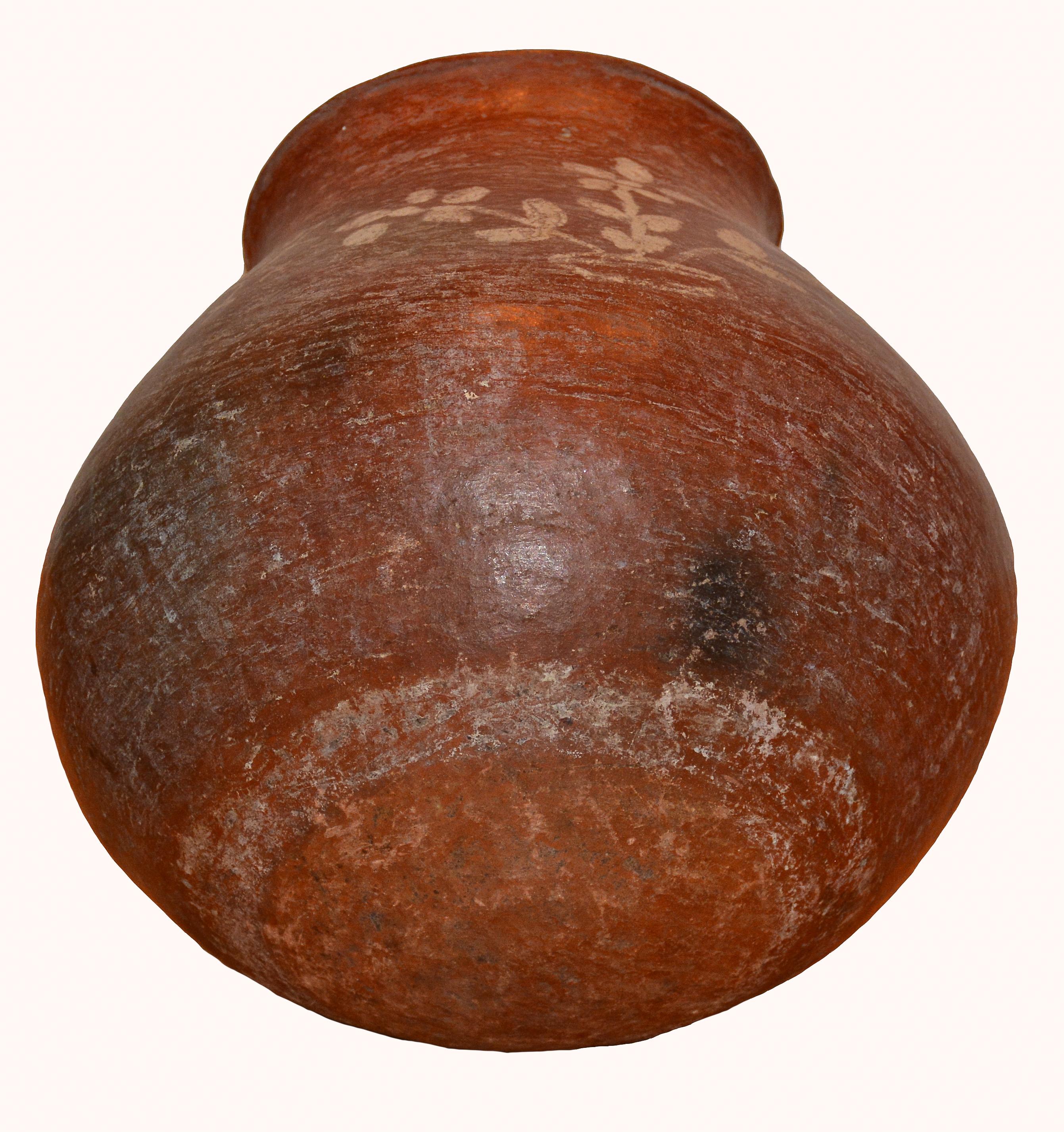 Bote de agua de barro rojo de los indios tarahumaras decorado con pájaros y diseños florales Hecho a mano en venta