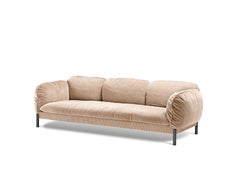 Divano Tarantino a 3 posti in tessuto beige con gambe in oro nero