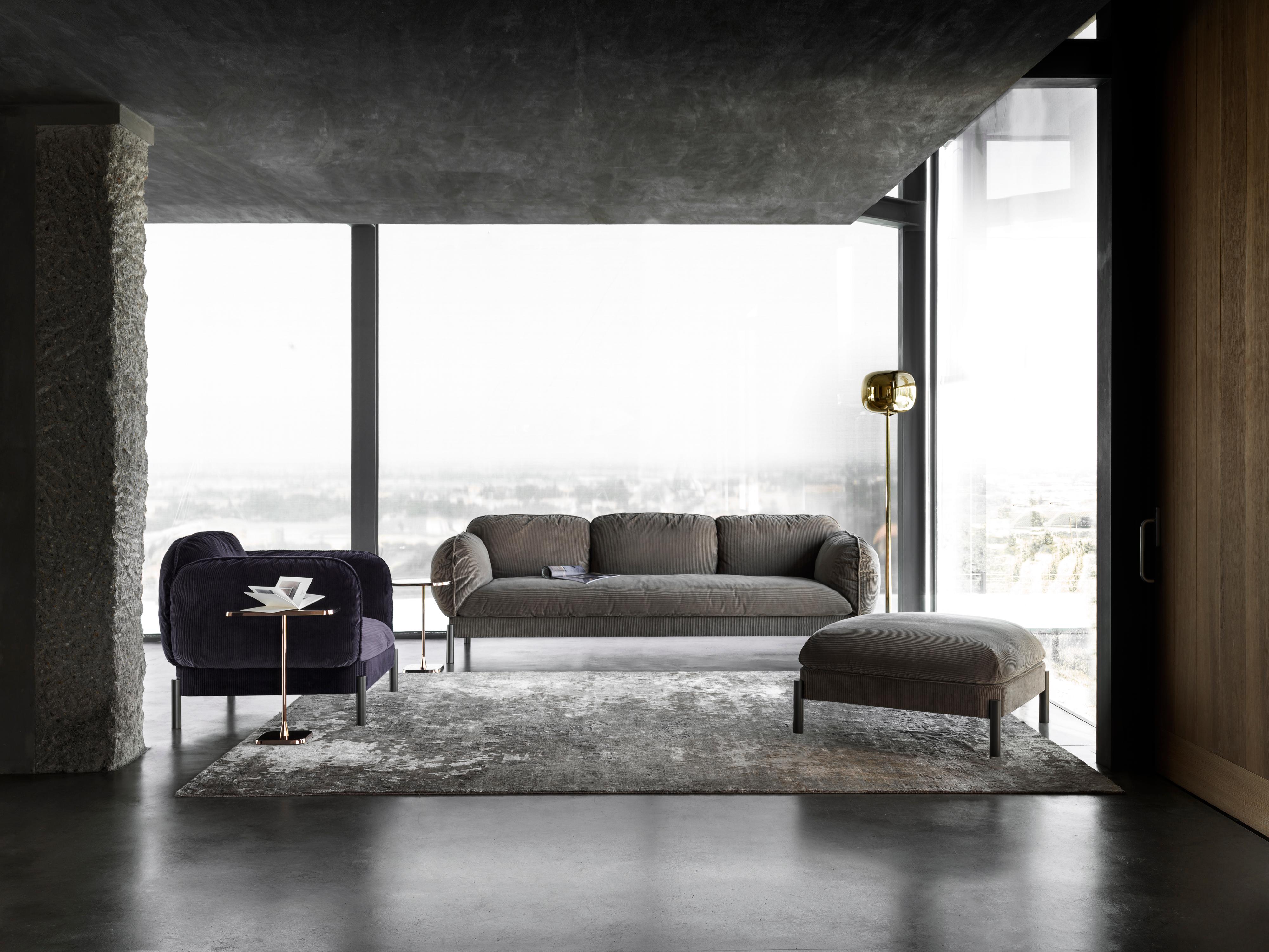 Tarantino Dreisitzer-Sofa aus grauem Stoff mit schwarz-goldenen Beinen (Italienisch) im Angebot