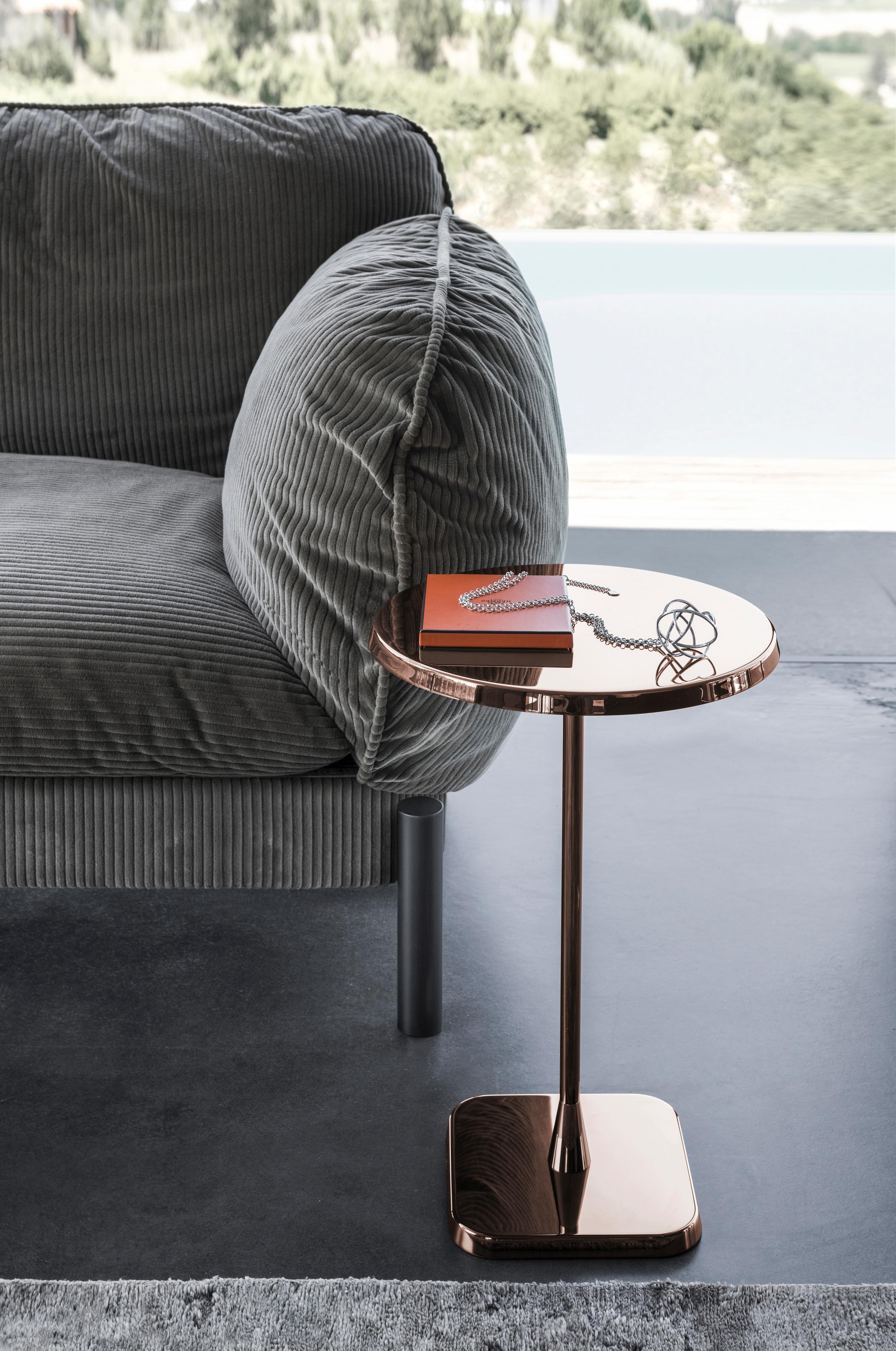 Tarantino Dreisitzer-Sofa aus grauem Stoff mit schwarz-goldenen Beinen (21. Jahrhundert und zeitgenössisch) im Angebot