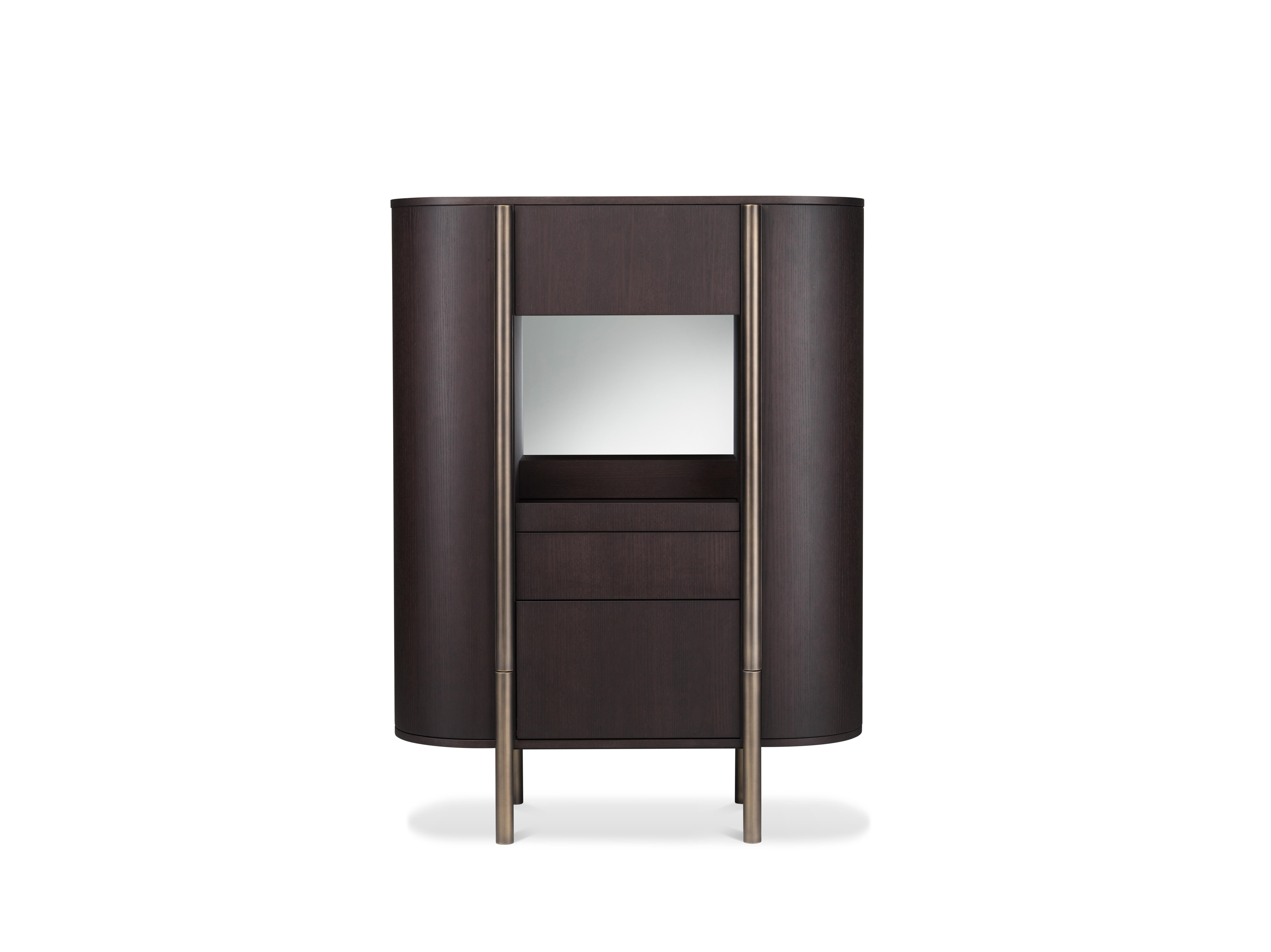 Elegant cabinet aux lignes essentielles d'inspiration japonaise. La structure élancée est opposée à quatre pieds fins en métal doré. Zuan est reconnaissable au détail du support, un quart de cercle d'une grande esthétique et fonctionnalité, qui