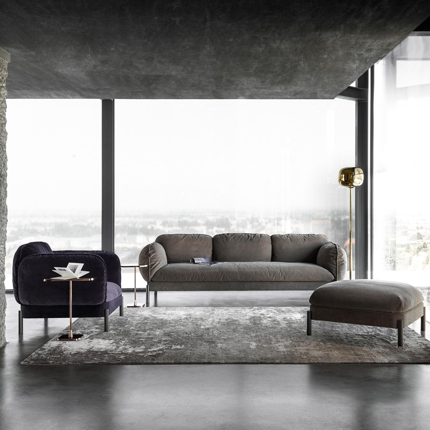 D'un design épuré et essentiel, ce pouf ajoutera une élégance et une sophistication intemporelles à n'importe quelle pièce, surtout s'il est assorti aux autres pièces Tarantino. Exquisément tapissée d'un velours brun texturé, sa structure doucement