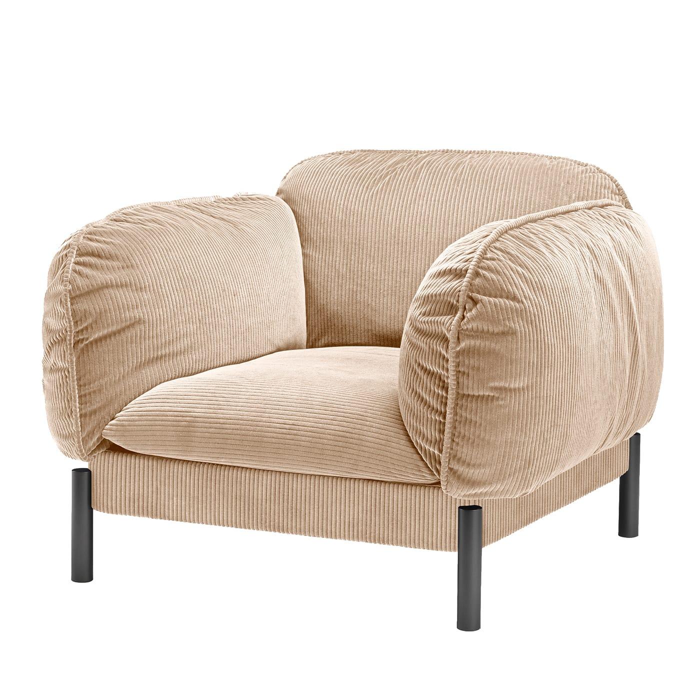 Generous in its plush padding entirely covered in corduroy in a refined shade of beige, this armchair makes for the ideal nest where to enjoy moments of pure relaxation. Cylindrical feet lacquered in black raise the design from the floor, accenting