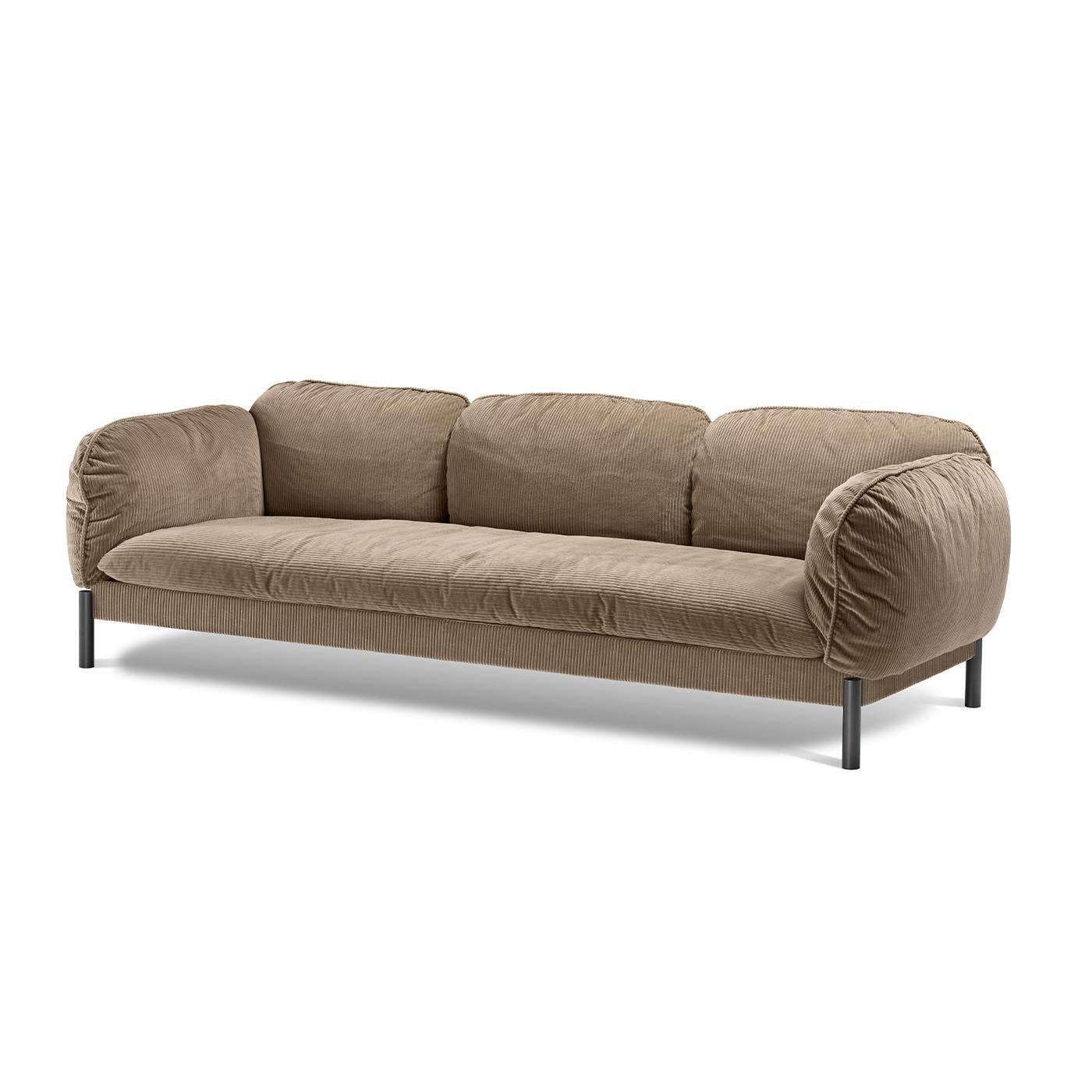 Elégant et moderne mais inspiré d'une forme classique, ce canapé trois places sera un ajout précieux à un intérieur contemporain, accueillant tout le monde avec sa Silhouette confortable et enveloppante. Reposant sur des pieds cylindriques satinés