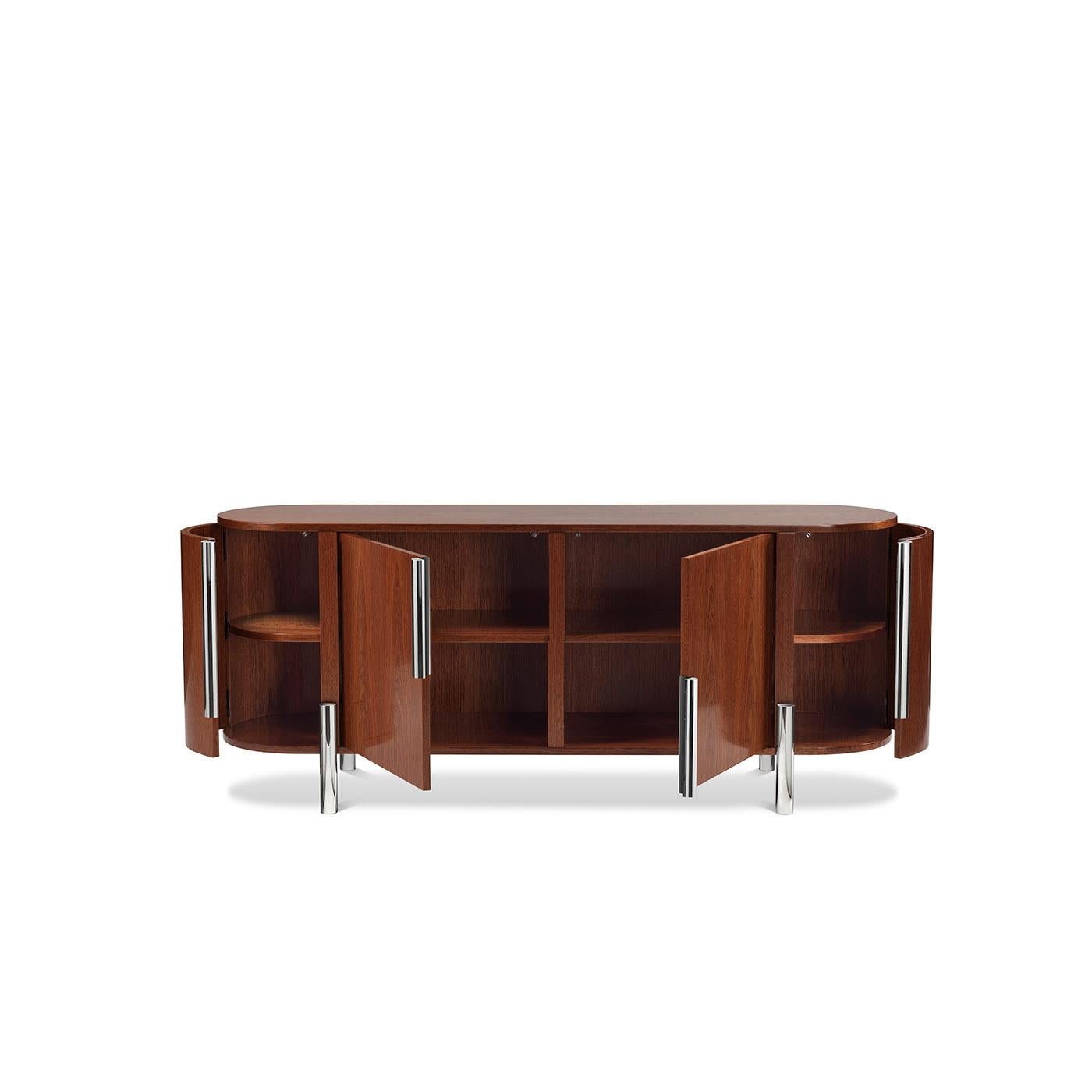 Des courbes élégantes et un contraste séduisant entre les finitions métalliques et naturelles marquent ce buffet raffiné. Conçue par Lorenza Bozzoli dans un esprit de charme moderne, elle offre un espace de rangement intérieur généreux, avec deux