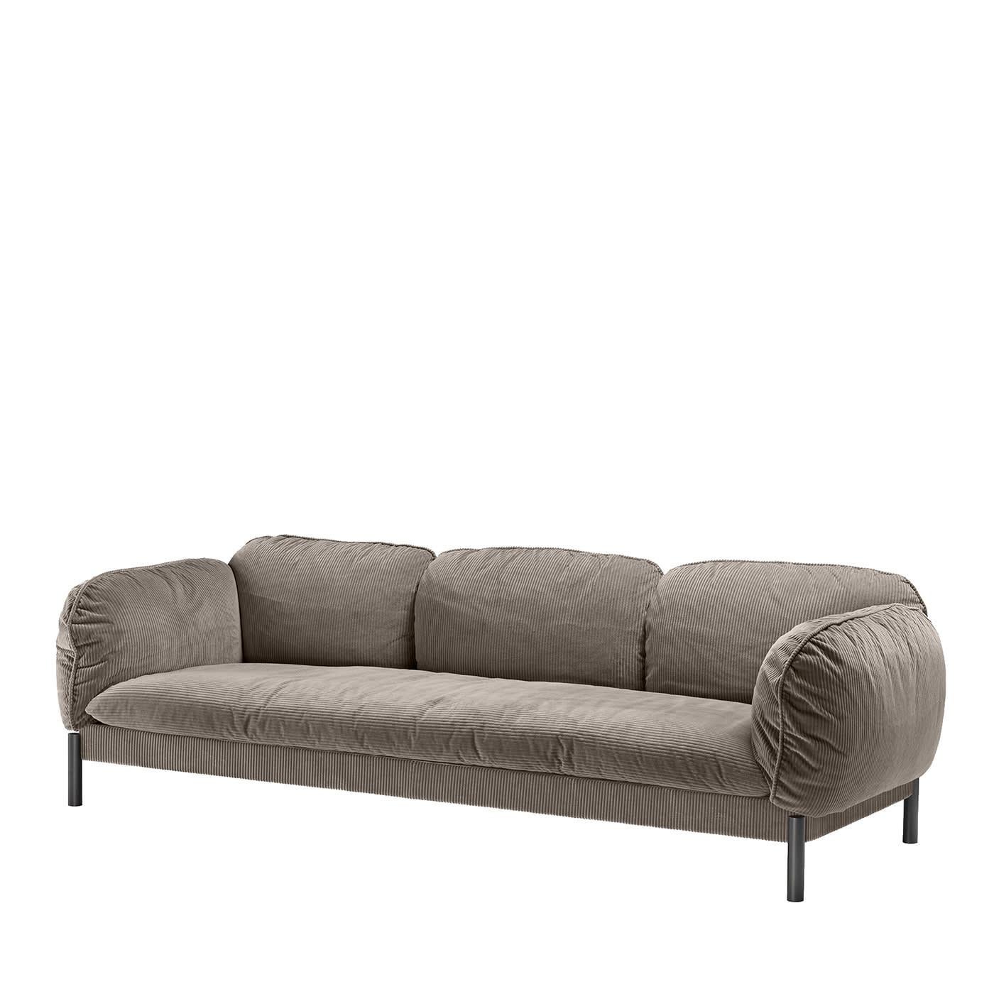 Raised on essential cylindrical feet, the bold silhouette of this sofa will ensure moments of authentic relaxation thanks to a combination of generous padding and taupe corduroy, which will also provide a superb tactile feel. Fluffy cushions compose