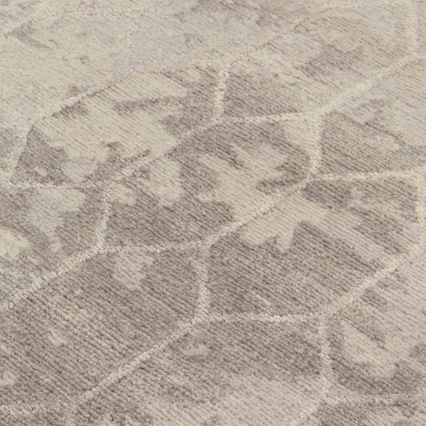 Gio Ponti conçoit un impressionnant ajourage sous la forme d'une voile perforée qui orne la façade de la cathédrale de la Grande Mère de Dieu dans la ville de Tarente, en Italie. Ce tapis unique (300 x 250 cm) est fabriqué en laine tibétaine et en