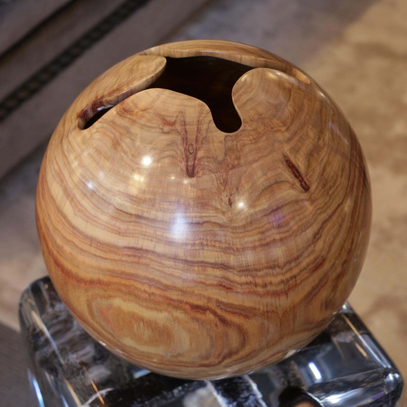 Sculpture Tarara Amaria ball
en bois massif de Tarara Amaria (Brésil),
Parfaitement sculpté en forme de sphère
et polie. Pièce exceptionnelle.
Mesures : Diamètre 28 cm x hauteur 28cm.