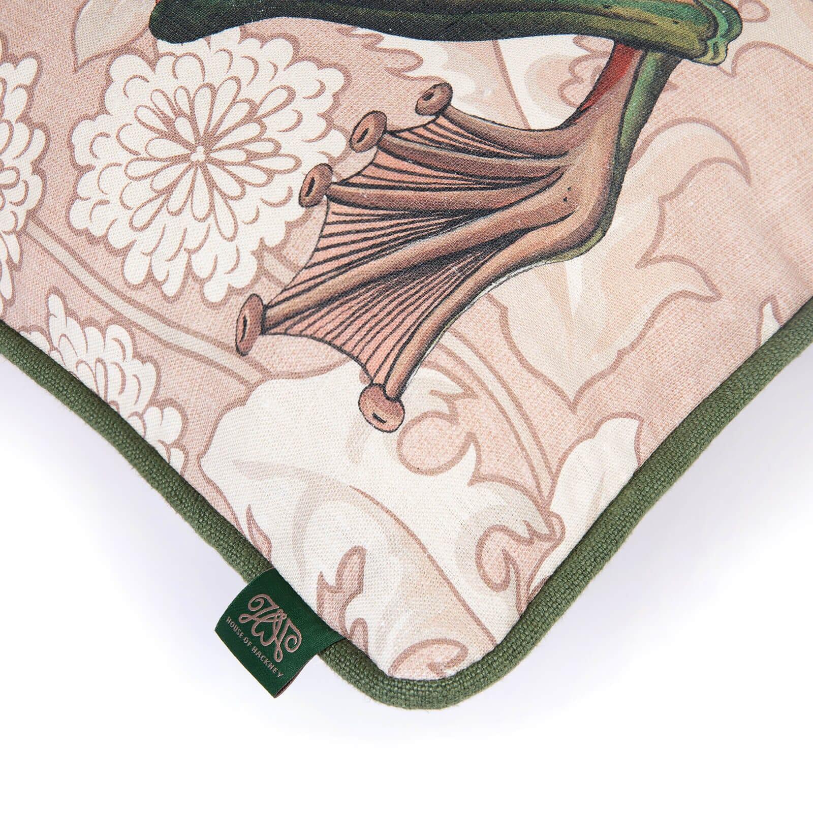 Unsere verführerische Amphibie ruht auf einem Feld von TARAXA-Pusteblumen, einem geometrischen Archivdruck in zartem Rosé. Dieses Kissen aus reinem Hanf, das mit herrlich weicher, verantwortungsbewusster Wolle gefüllt ist, soll die Heilung fördern