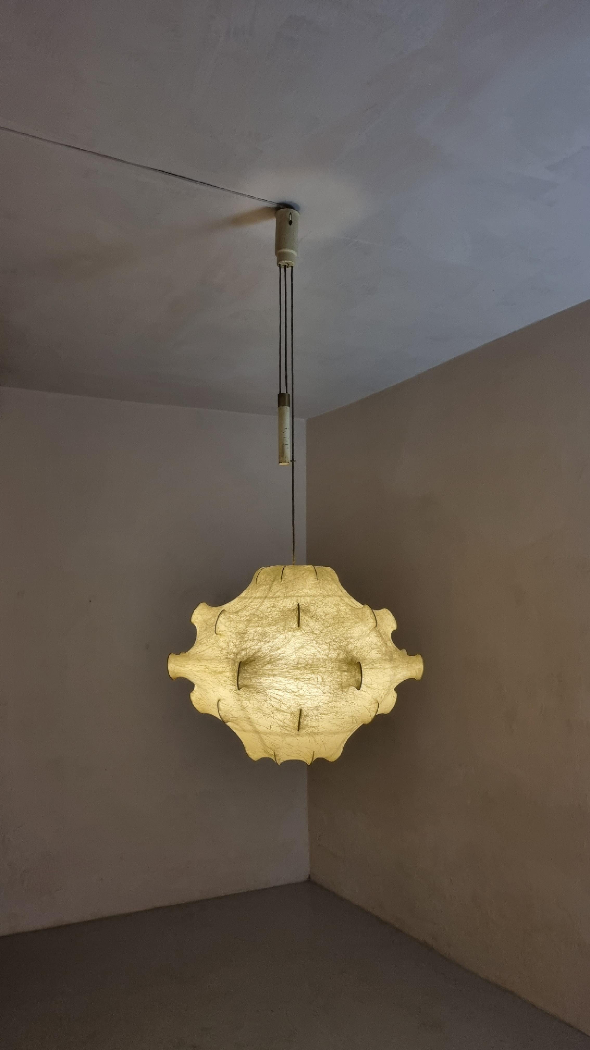 Large ceiling lamp Taraxacum 2 designed by Achille and Pier Giacomo Castiglioni for Flos, 1960.
Internal structure in white painted steel, sprayed with special resin cocoon, first production in good condition, measures 90 cm (35.4 inc) and 64 cm (25