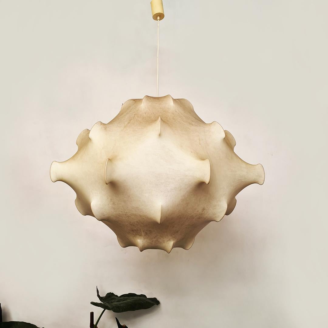 Taraxacum 2 ceiling pendant by Achille e Piergiacomo Castigioni for Flos, 1960
Taraxacum chandelier with internal structure in white powder coated steel sprayed with an exclusive cocoon resin to create its splendid diffuser.
Inspired by the