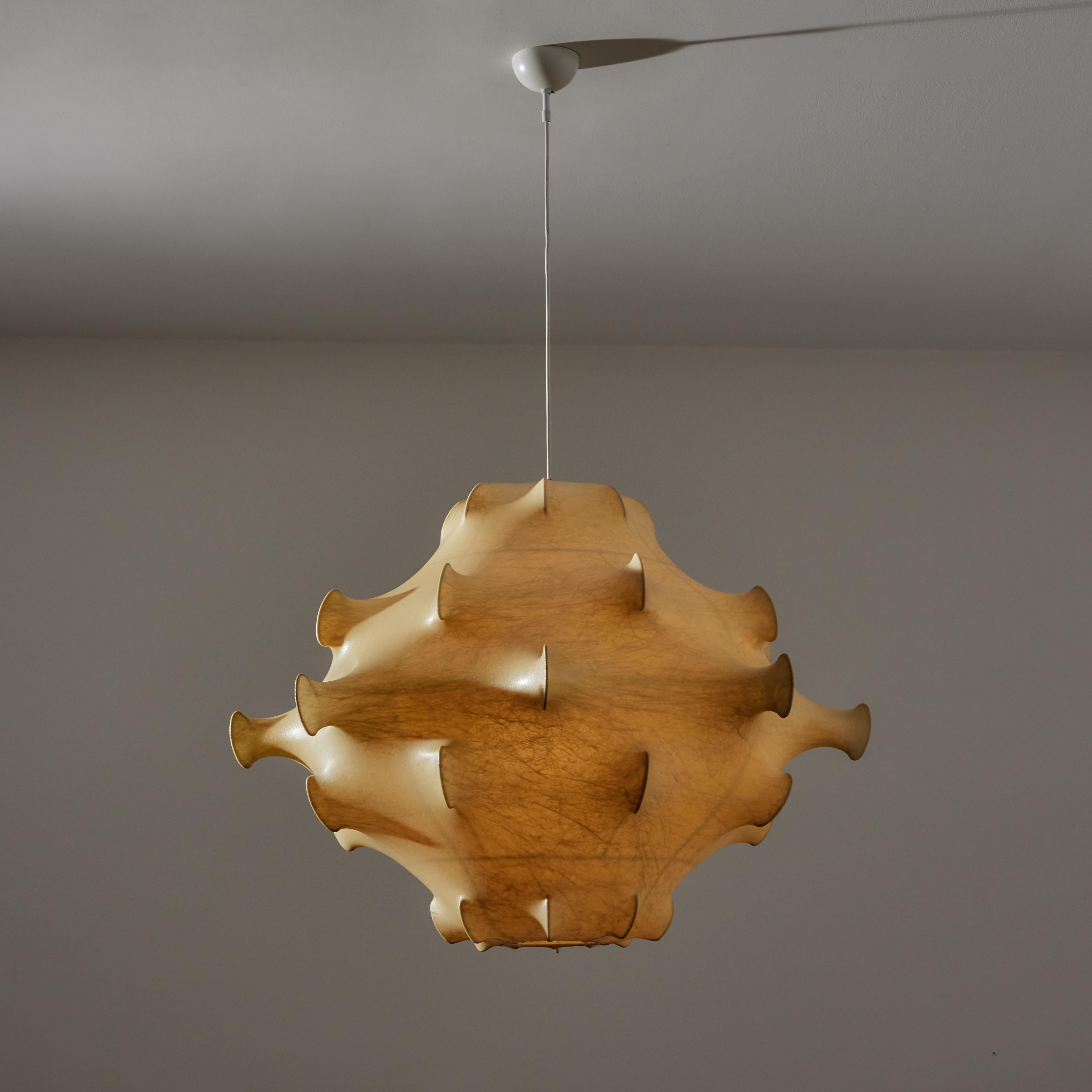 Ciondolo 'Taraxacum 2' di Achille & Giacomo Castiglioni per Flos. Progettato e prodotto in Italia, intorno agli anni '1960. Incredibile e intramontabile pendente in fibra di resina con sporgenze appuntite integrate nella cornice del paralume. Il