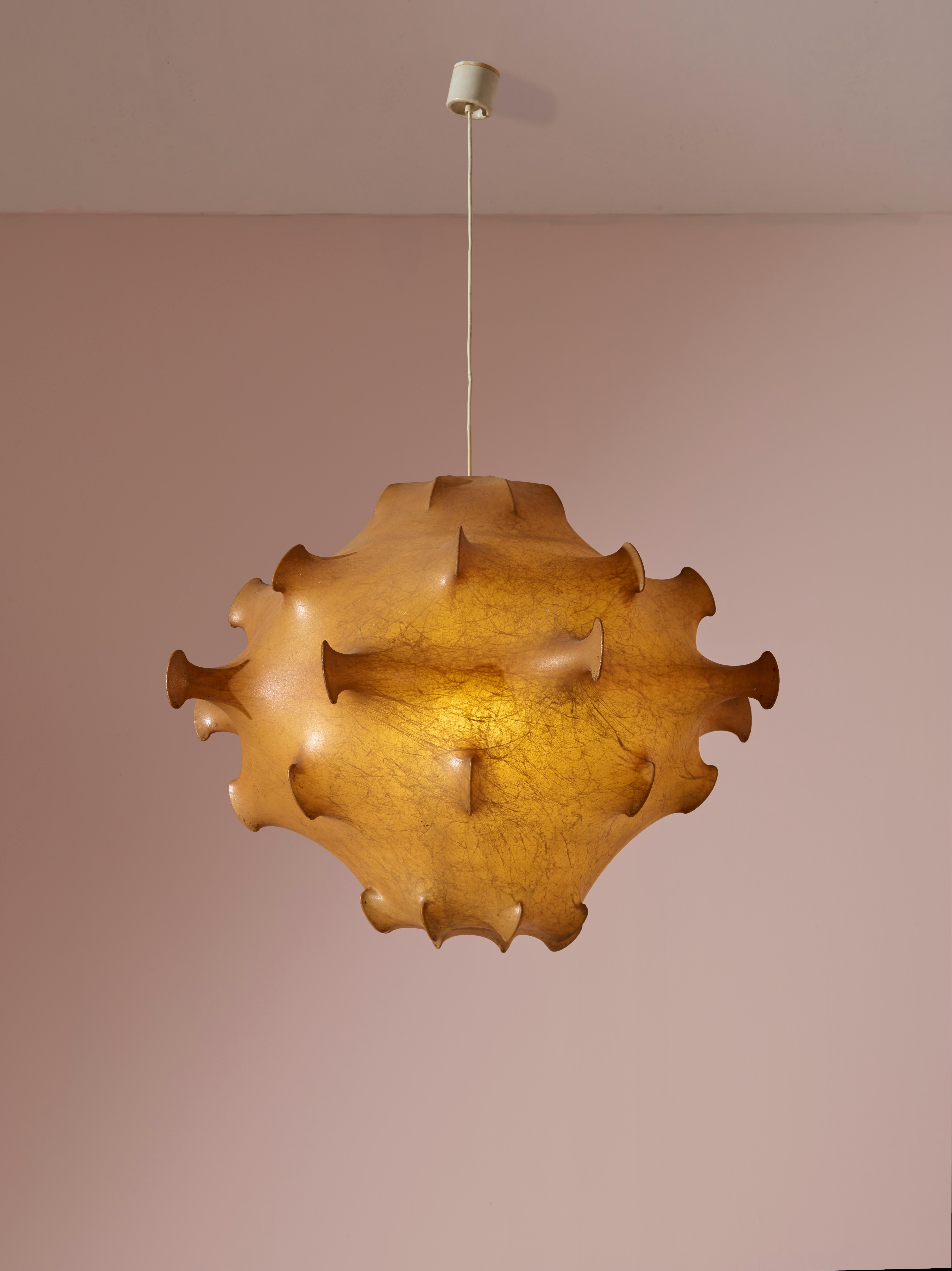 An original, vintage and in excellent condition ''Taraxacum 2'' cocoon suspension lamp designed in the 1960 by Achille and Pier Giacomo Castiglioni and manufactured by Flos in the same period.

With a diameter of 93cm, the lamp is designed using a