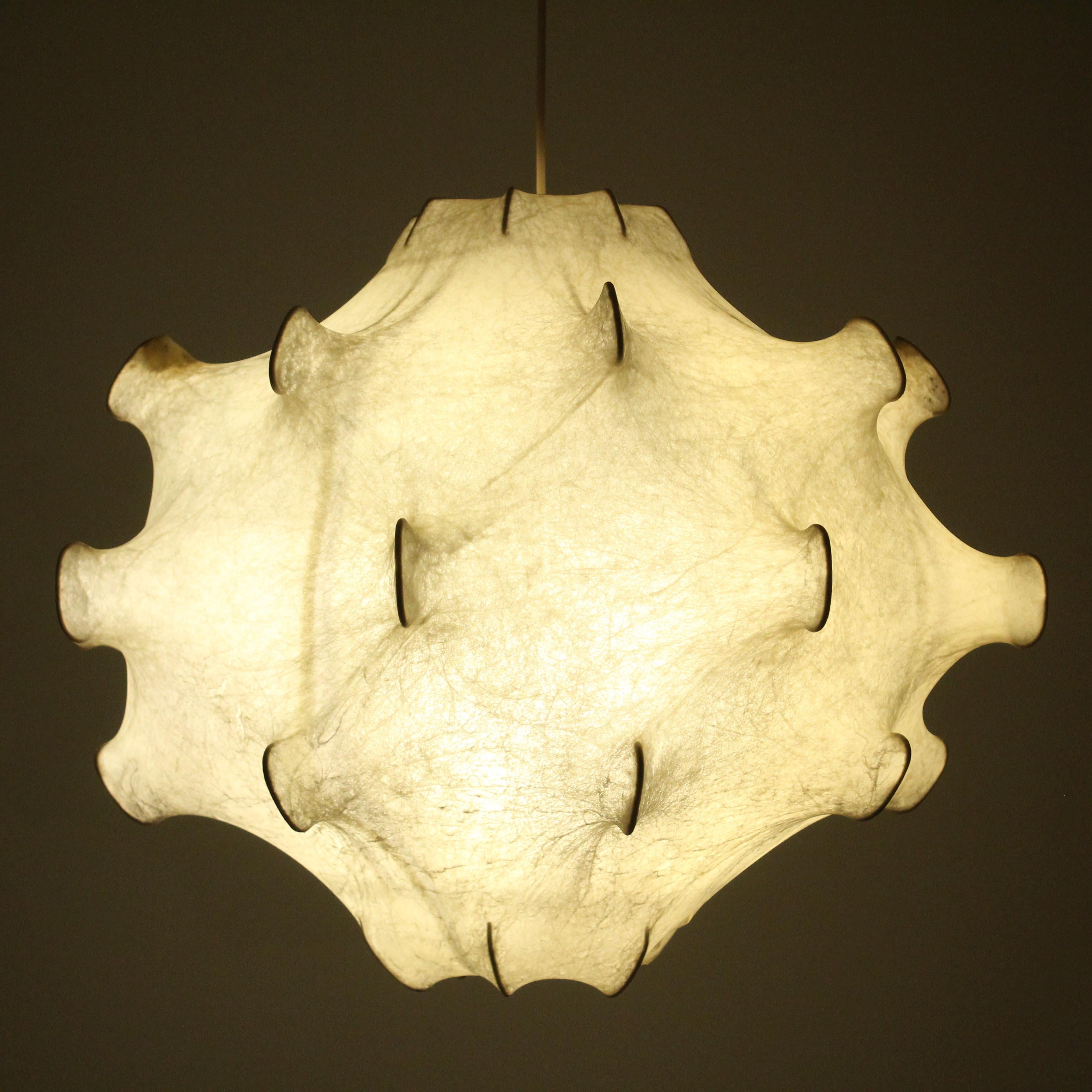 Cette lampe suspendue emblématique Cocoon Taraxacum a été conçue par Achille et Pier Giacomo Castiglioni pour Flos Italia dans les années 1960. Elle est dotée d'une structure intérieure en acier avec une douille E27 et est recouverte d'un couvercle