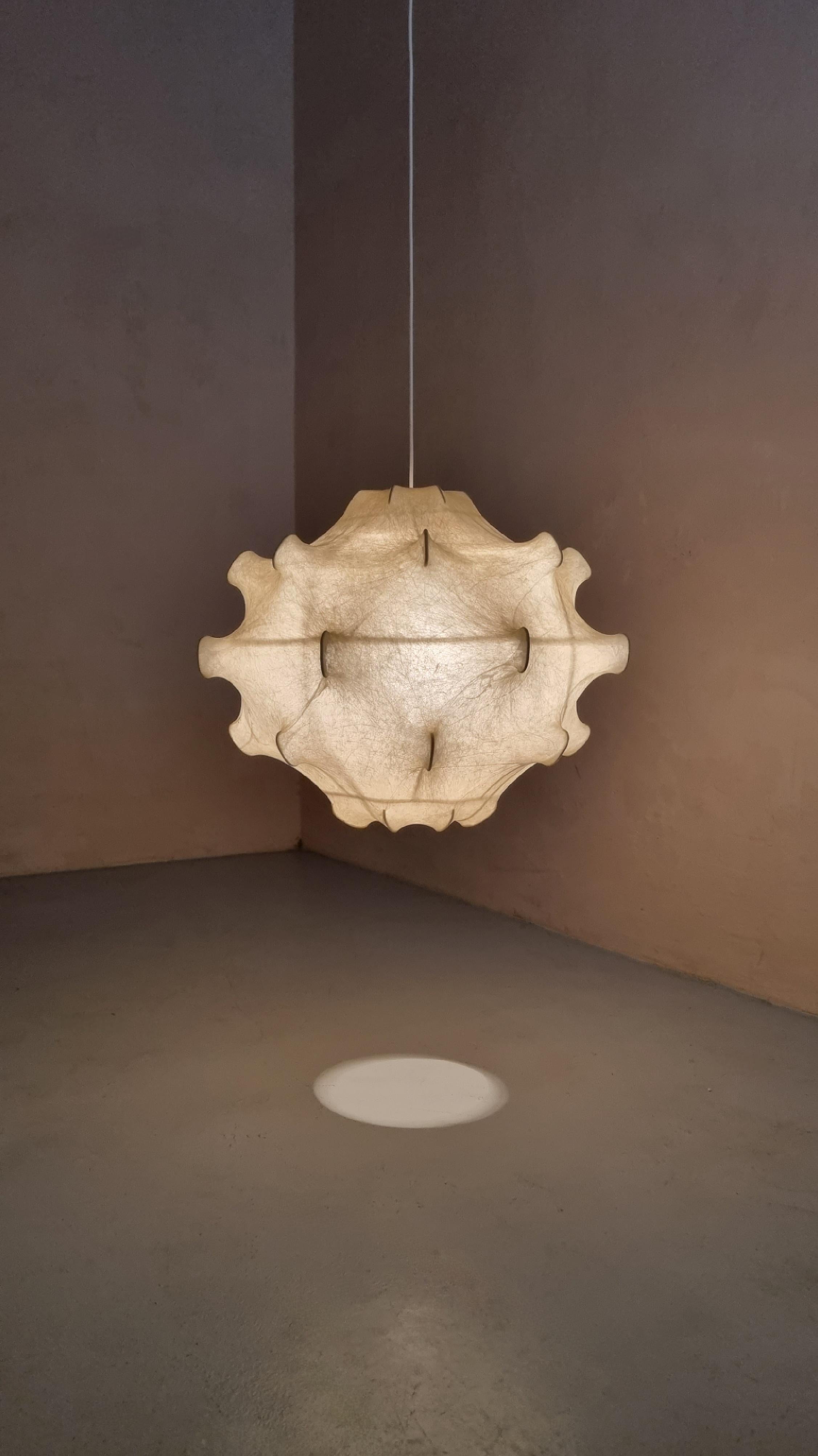 Taraxacum ceiling lamp designed by Achille and Pier Giacomo Castiglioni for Flos, 1960.
Internal structure in white painted steel, sprayed with special resin cocoon, excellent condition.
Original piece of the 60s, despite the fragility of the