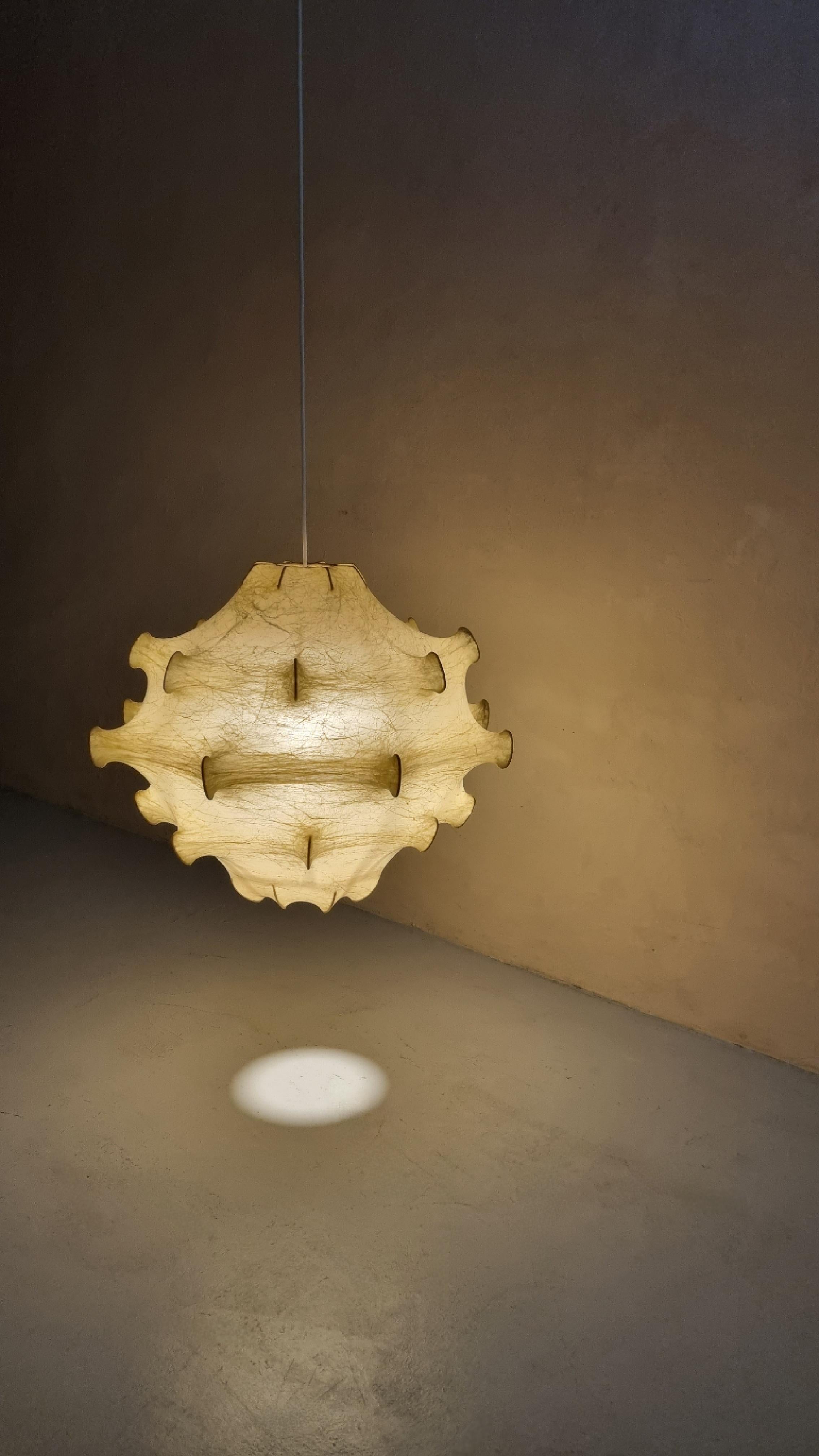 Taraxacum ceiling lamp designed by Achille and Pier Giacomo Castiglioni for Flos, 1960, first production, amazing patina.
Internal structure in white painted steel, sprayed with special resin cocoon, excellent condition.
Original piece of the 60s,