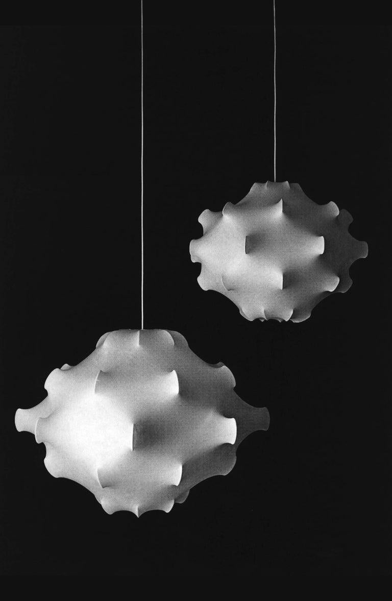 The Taraxacum ceiling pendant was designed for Flos by Achille and Pier Giacomo Castilioni. The visually striking fixture provides indirect illumination from a frosted halogen light. A white powder coated internal steel structure is sprayed with a