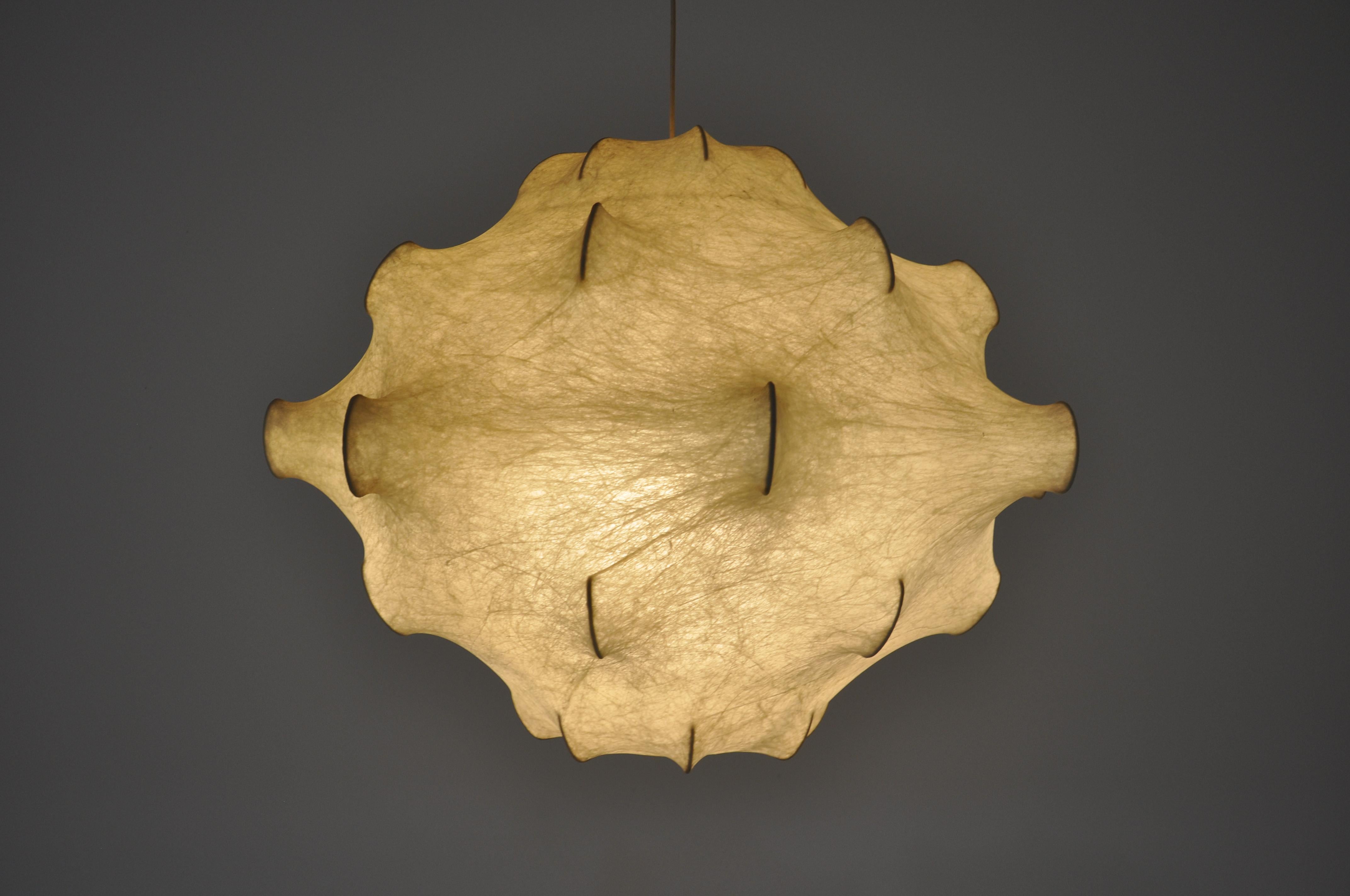 Taraxacum hanging lamp in metal and resin by Achille & Pier Giacomo Castiglioni in 1960. Good condition. Height of the hanging lamp with cable: 160 cm. Wear due to time and age of the lamp.