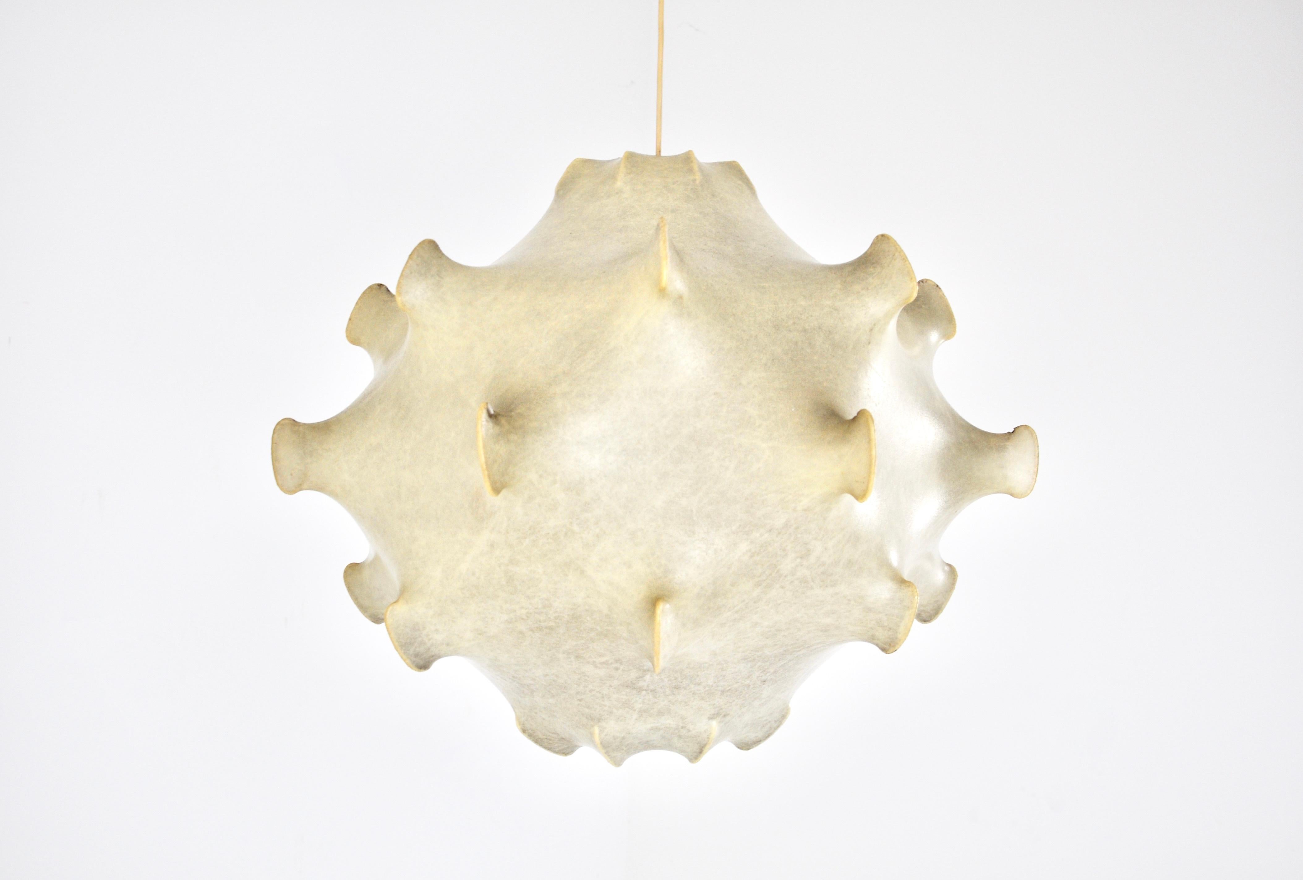 Lampada a sospensione in metallo e resina disegnata da Achille and Pier Giacomo Castiglioni negli anni '60. Model No: Taraxacum Altezza massima con cavo: 125 cm. Usura dovuta al tempo e all'età della lampada.