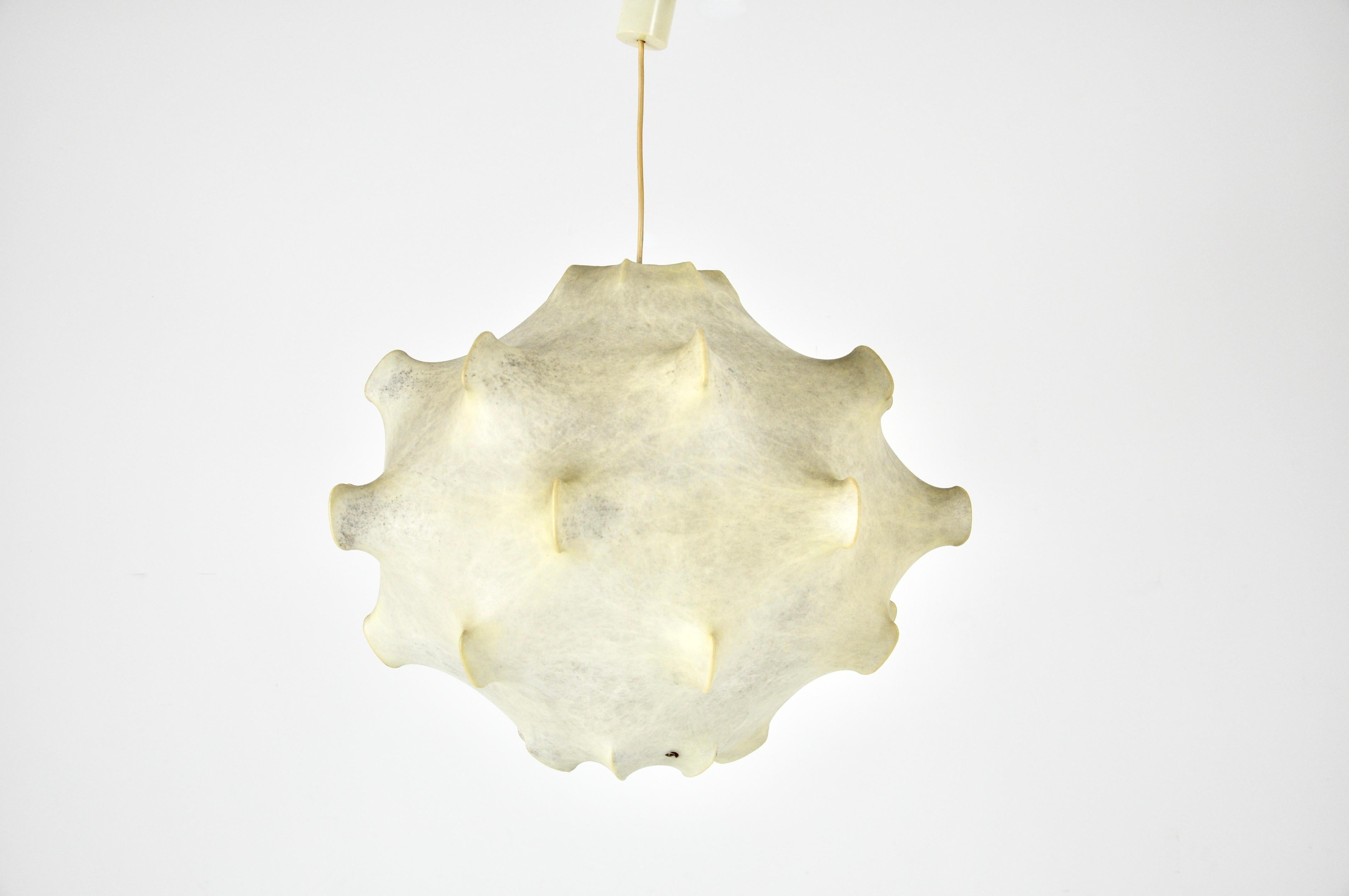 Lampada a sospensione in metallo e resina disegnata da Achille and Pier Giacomo Castiglioni negli anni '60. Model No: Taraxacum Altezza massima con cavo: 80 cm. Usura dovuta al tempo e all'età della lampada.