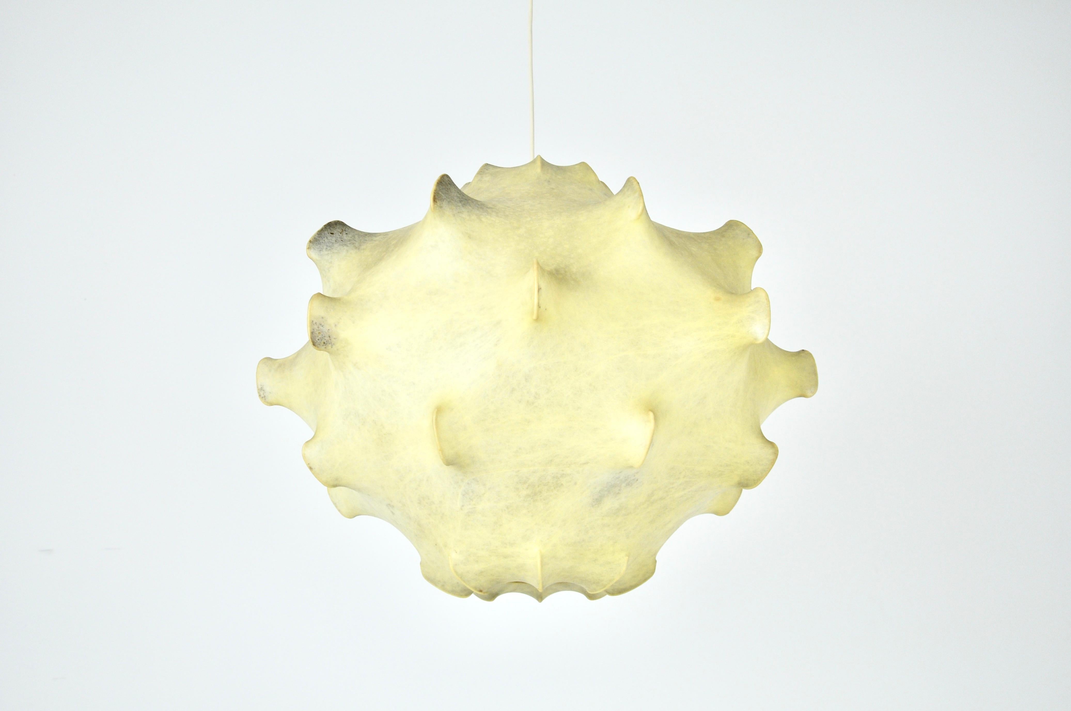 Metal and resin suspension lamp designed by Achille & Pier Giacomo Castiglioni in the 1960s. Model: Taraxacum Maximum height with cable: 100 cm. Wear due to time and age of the lamp.
FOR SHIPPING, REQUEST US FOR RECEIVE THE BEST PRICE
