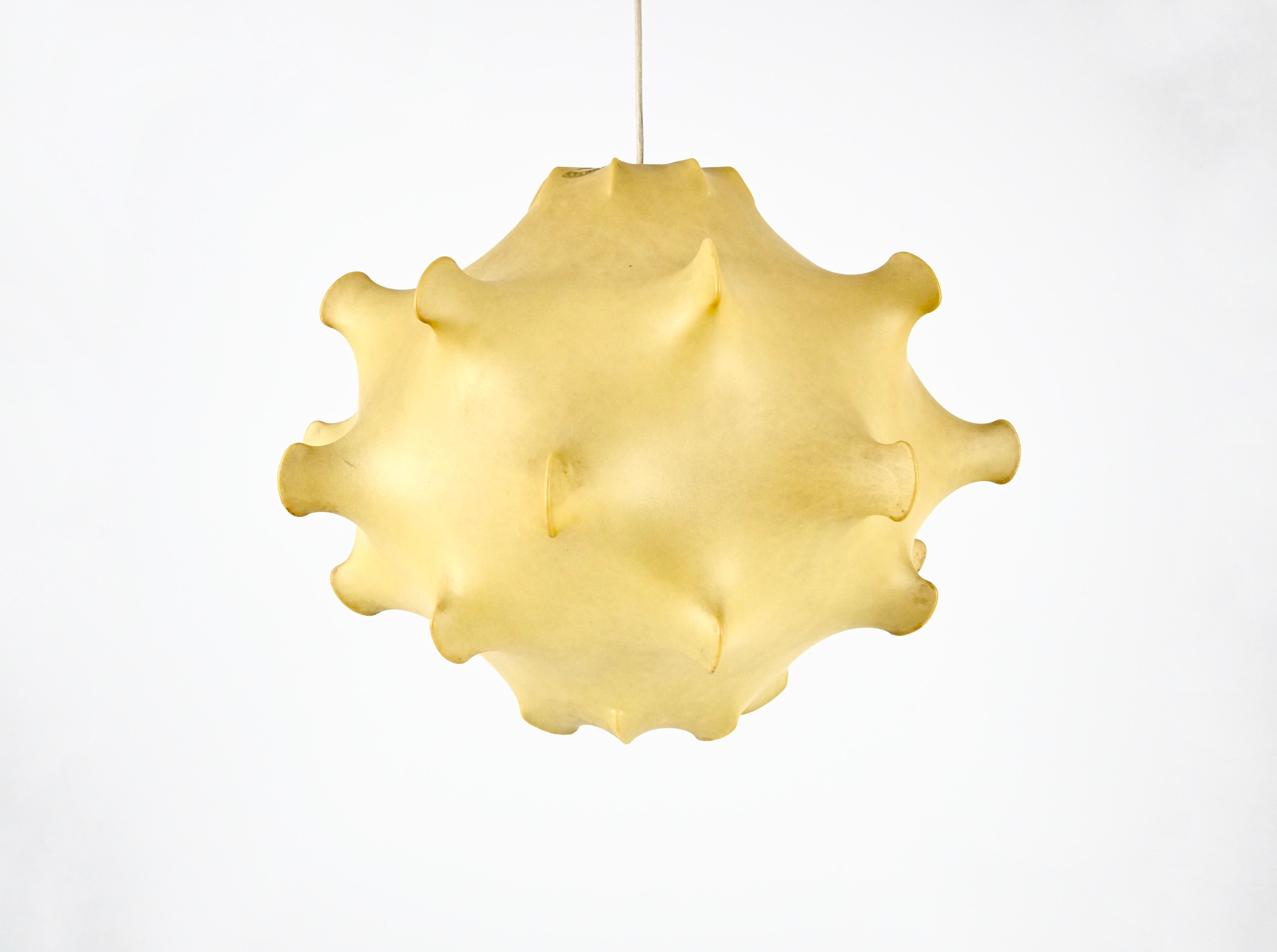 Metal and resin suspension lamp designed by Achille & Pier Giacomo Castiglioni in the 1960s. Model: Taraxacum. Maximum height with cable: 250 cm. Wear due to time and age of the lamp.
