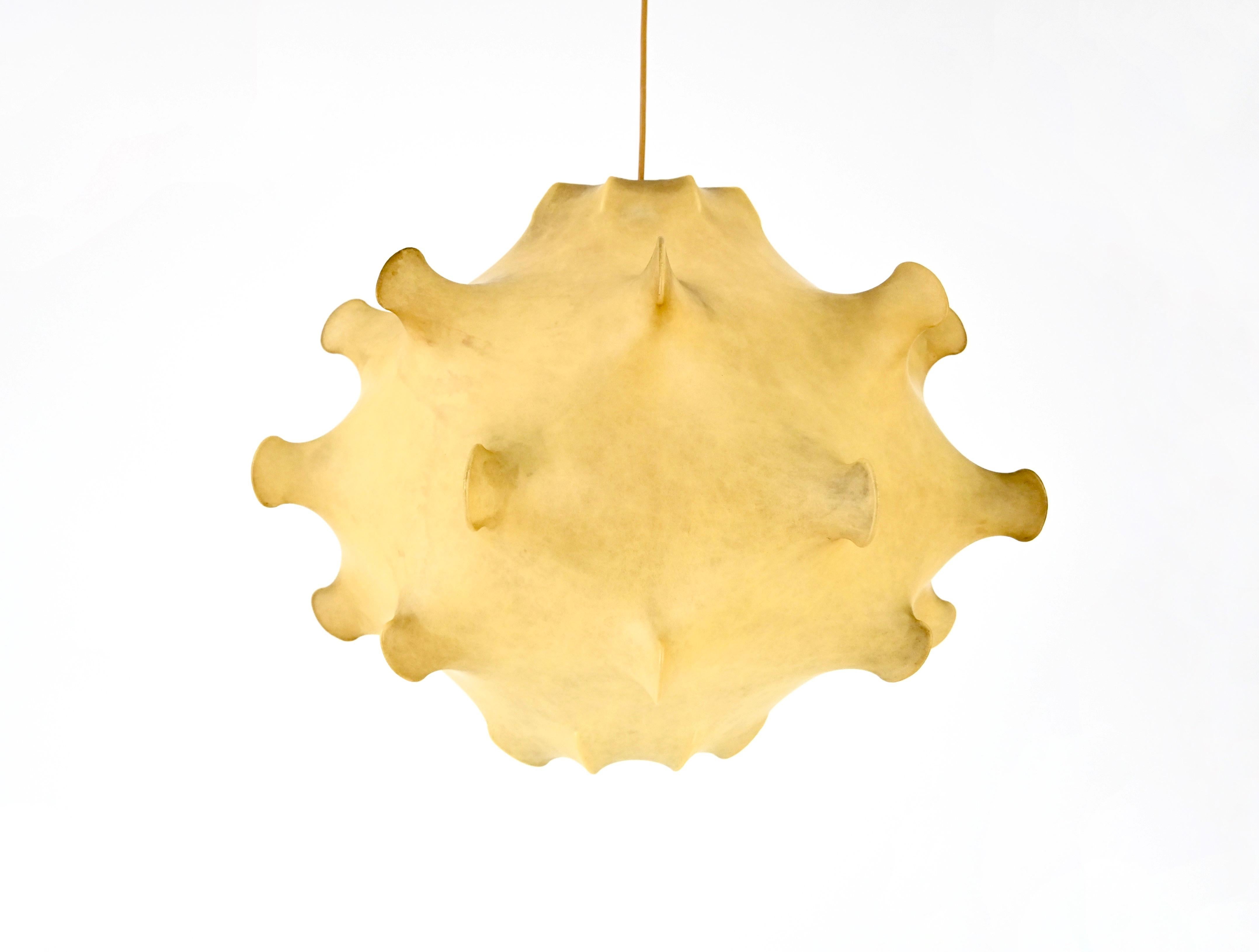 Hängeleuchte aus Metall und Harz, entworfen von Achille & Pier Giacomo Castiglioni in den 1960er Jahren. Modell: Taraxacum. Maximale Höhe mit Kabel: 90 cm. Abnutzung durch die Zeit und das Alter der Lampe.
FÜR DEN VERSAND, FRAGEN SIE UNS, UM DEN