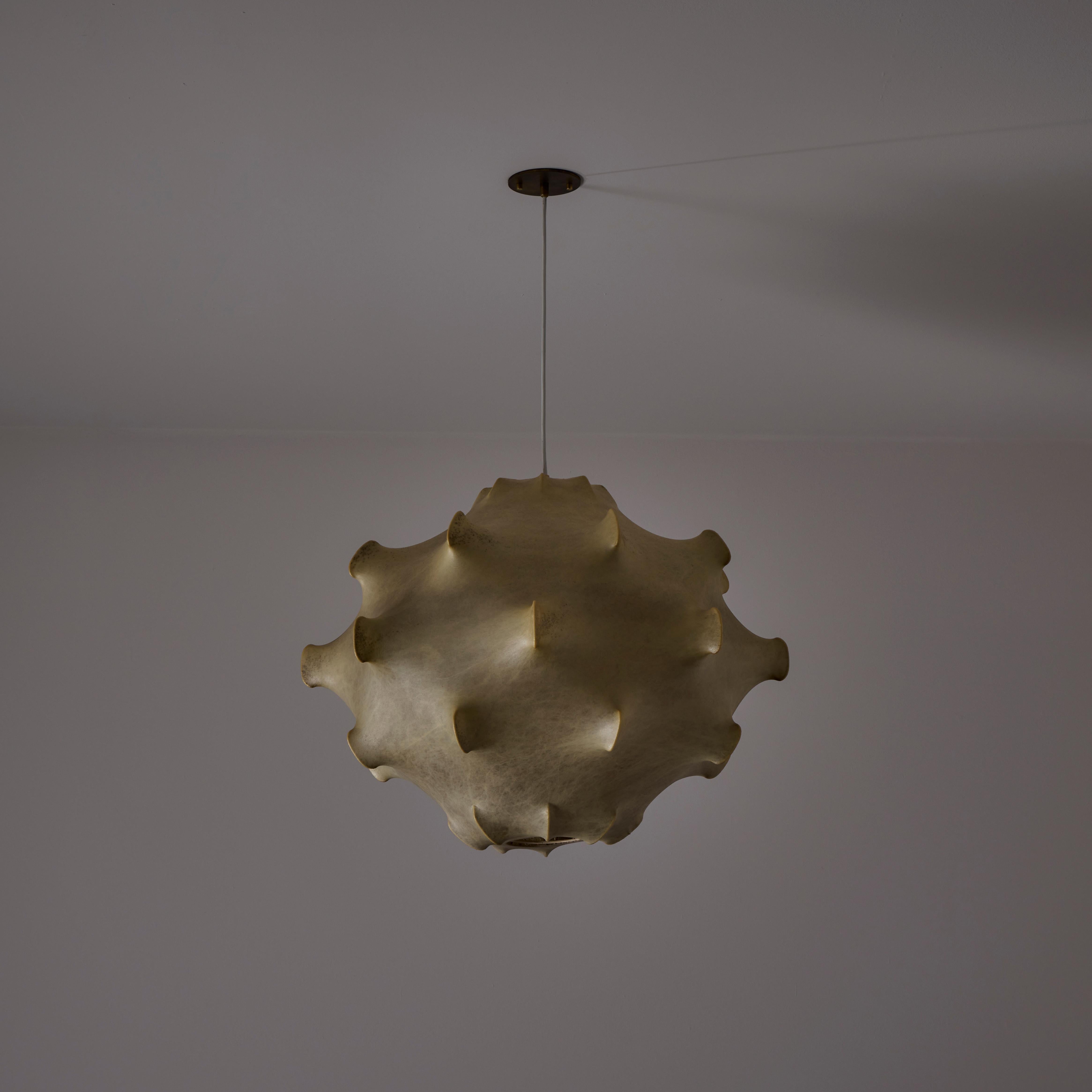 'Taraxacum' Pendant by Achille & Giacomo Castiglioni for Flos. Designed and manufactured in Italy, circa 1960. Incredible and timeless resin cast fiber pendant with pointed protrusions built into the frame of the shade. The pendant holds one E27