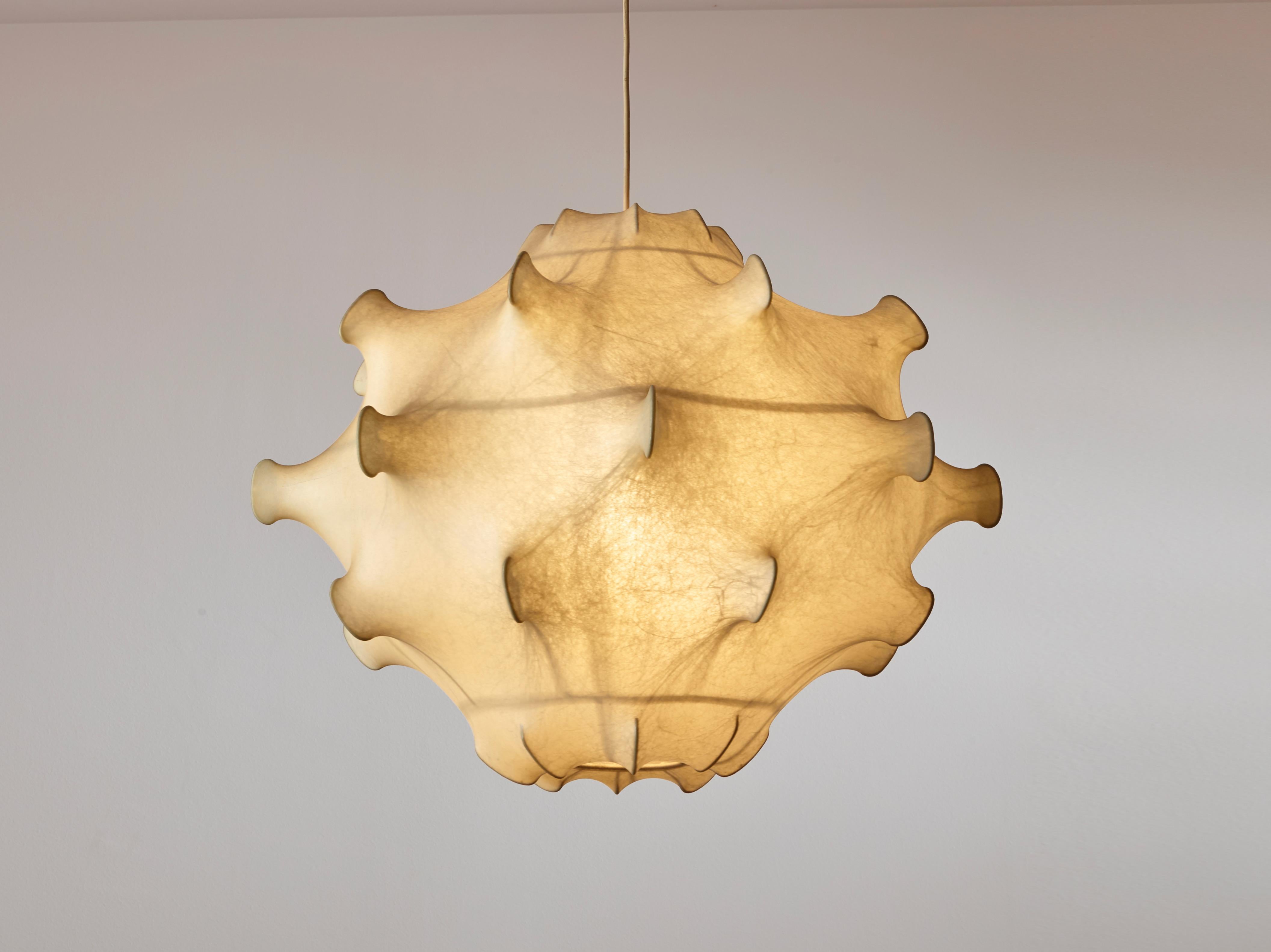 An original, vintage and in excellent condition ''Taraxacum'' cocoon suspension lamp designed in the 1960 by Achille and Pier Giacomo Castiglioni and manufactured by Flos in the same period.

With a diameter of 67cm, the lamp is designed using a