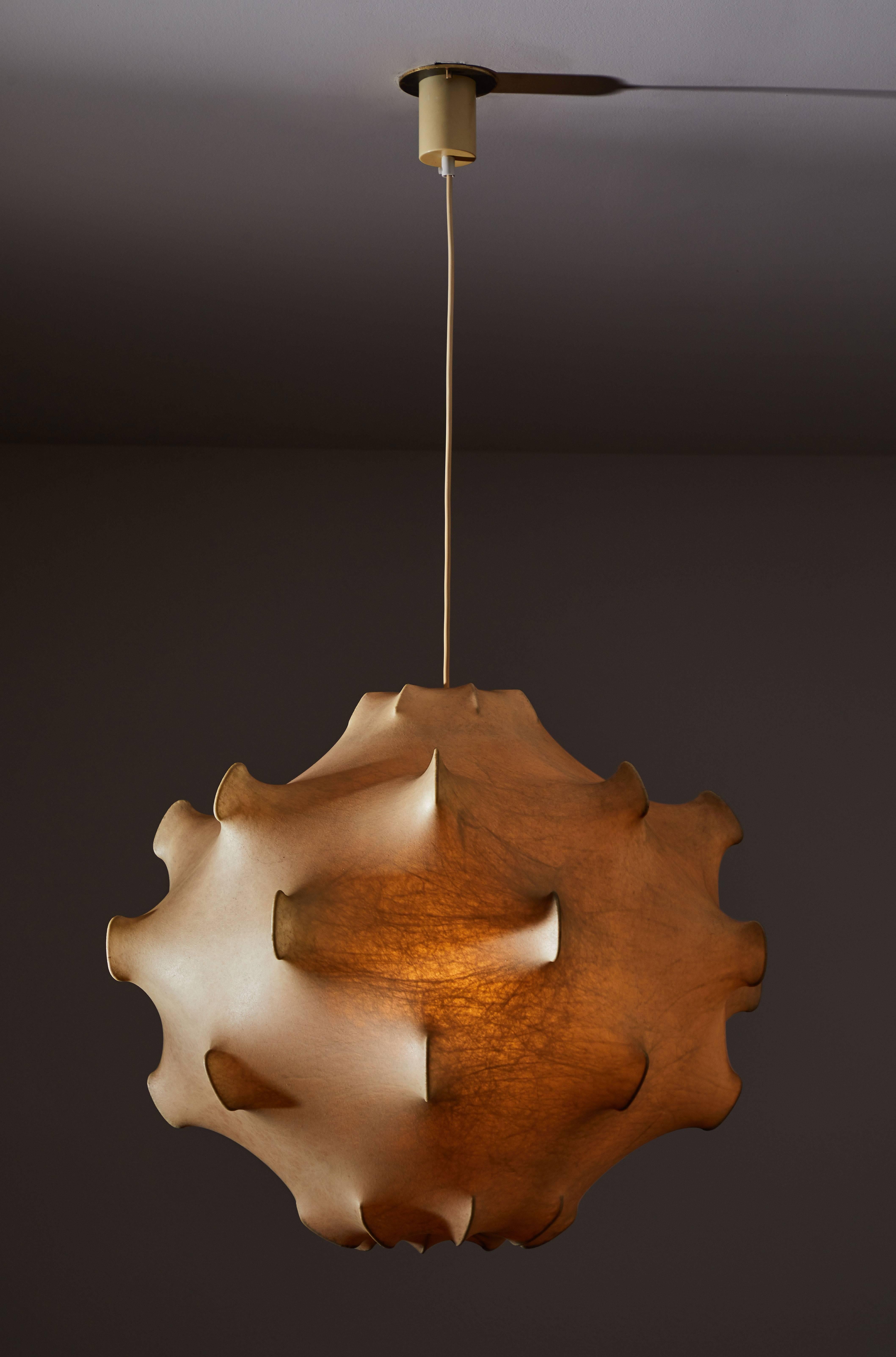 Taraxacum Suspension Light by Achille & Pier Giacomo Castiglioni for Flos. Designed and manufactured in Italy, circa 1960s. Plastic polymer resin applied with spraying technique on to enameled iron frame. Rewired for US junction boxes. Customized