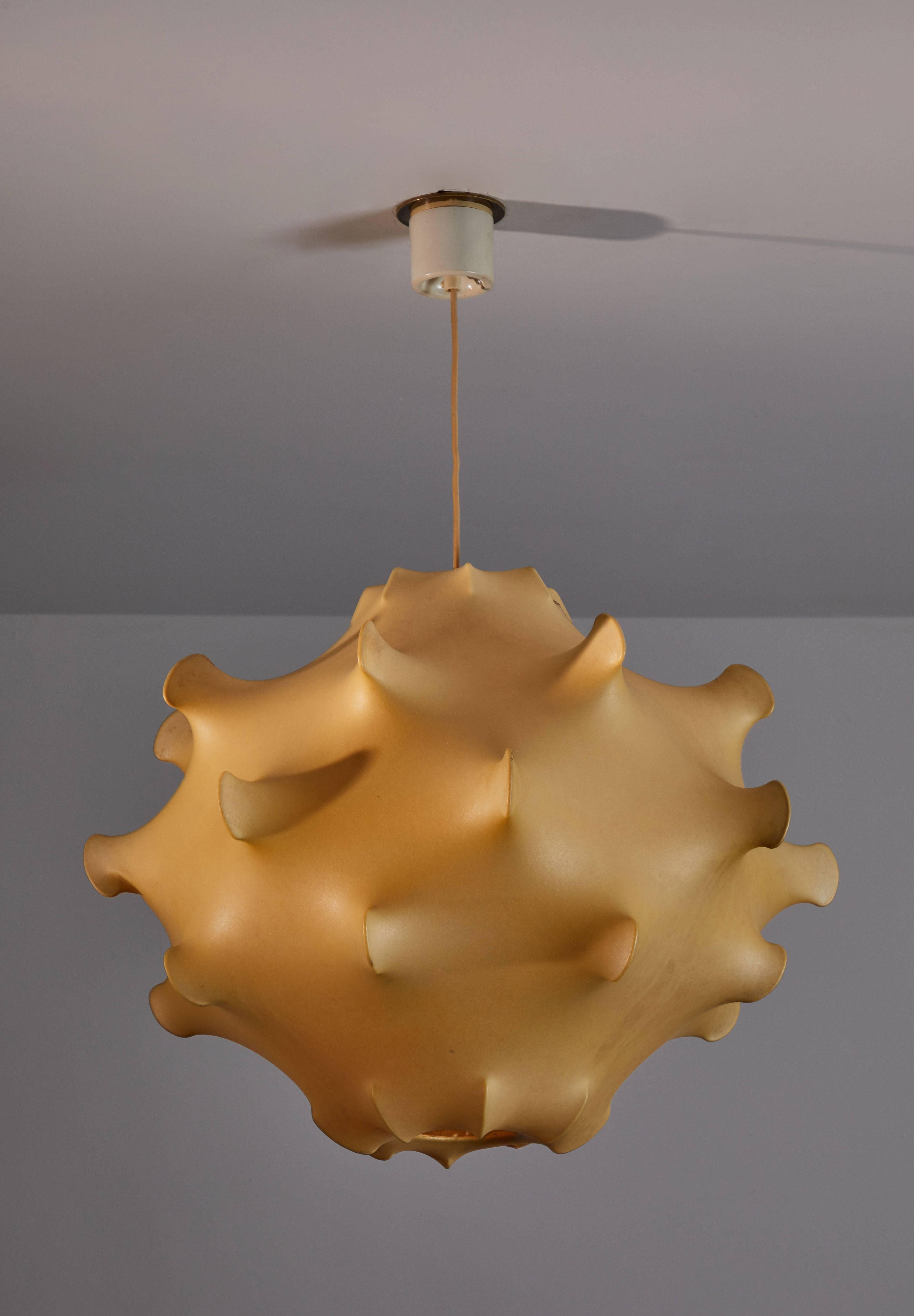 Taraxacum suspension light by Achille & Pier Giacomo Castiglioni for Flos. Designed and manufactured in Italy, circa 1960s. Plastic polymer resin applied with spraying technique on to enameled iron frame. Rewired for US junction boxes. Customized