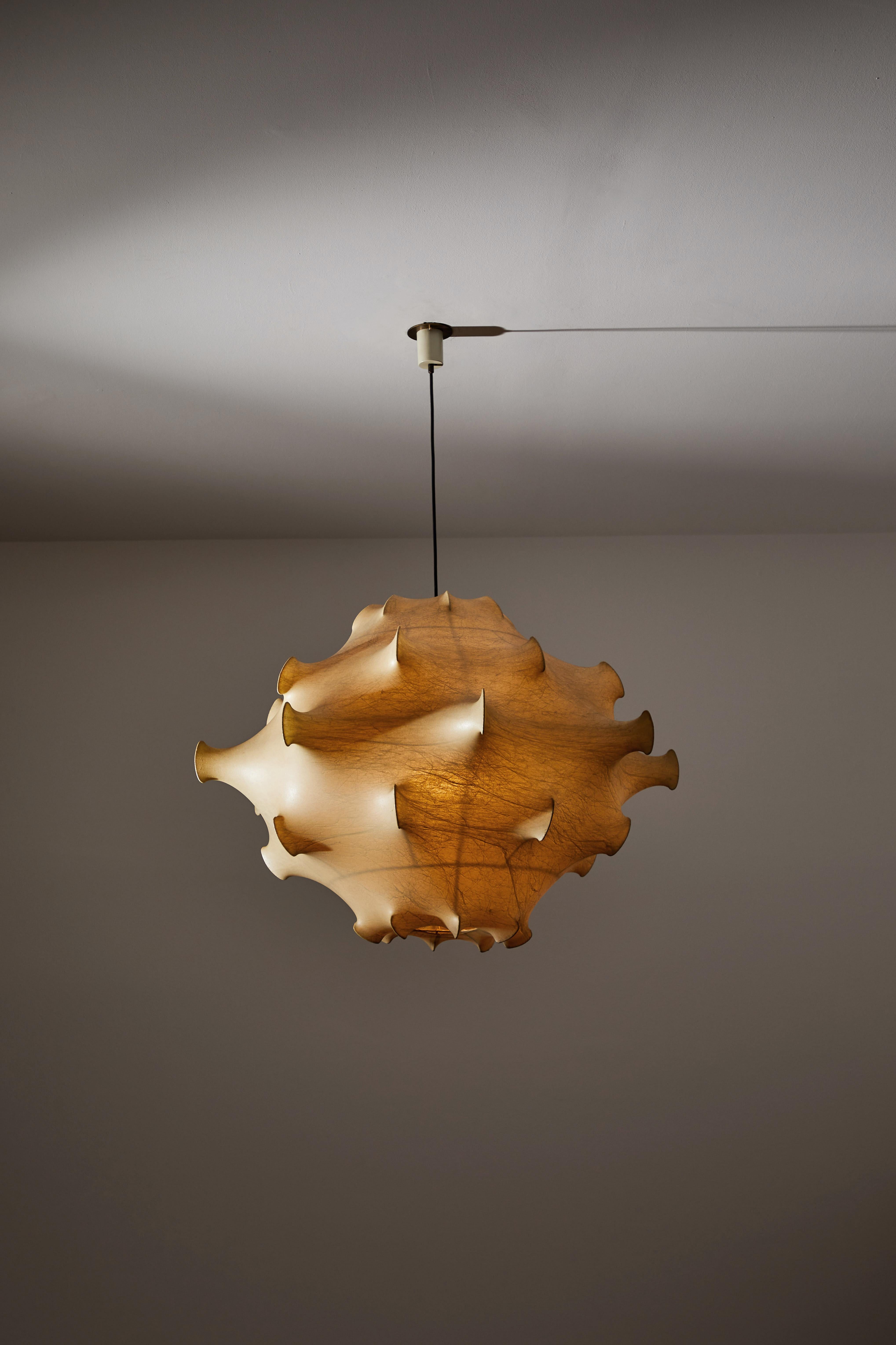 Rare and large Taraxacum suspension light by Achille & Pier Giacomo Castiglioni for Flos. Designed and manufactured in Italy, circa 1960s. Plastic polymer resin applied with spraying technique on to enameled iron frame. Rewired for U.S. standards.