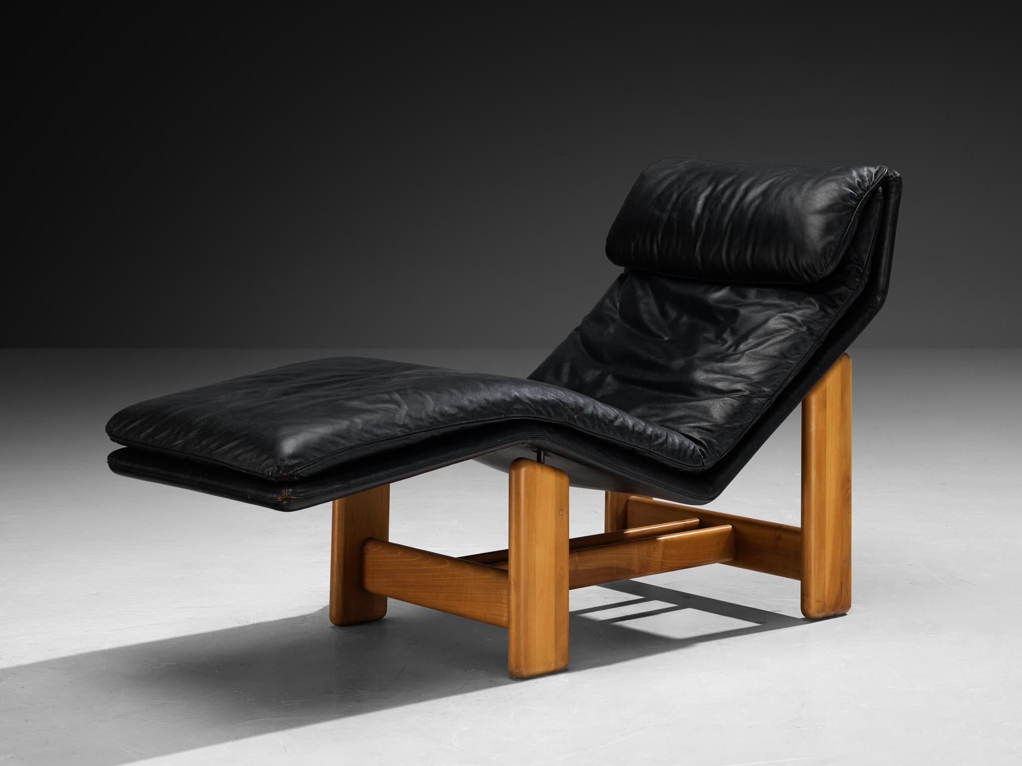 Tarcisio Colzani für Mobil Girgi, Liege oder Chaiselongue, Modell 'Periplo', Stoff, Leder, Nussbaum, Italien, 1970er

Skulpturale Chaiselongue, entworfen von Tarcisio Colzani für Mobil Girgi in den 1970er Jahren. Dieses Stück ist mit schwarzem Leder