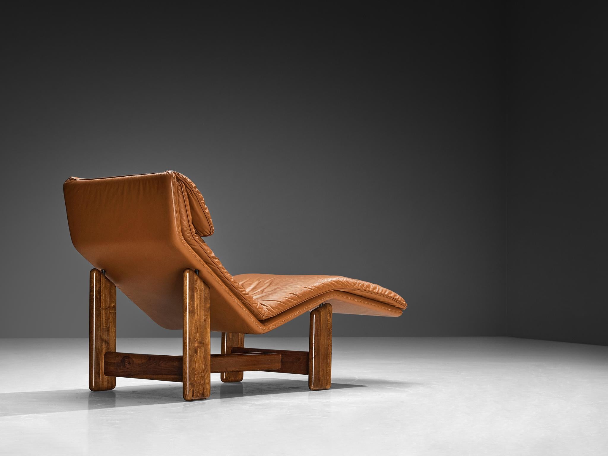 Tarcisio Colzani for Mobil Girgi, daybed or chaise longue, model 'Periplo', walnut, leather, Italy, 1970s

Sculptural chaise longue designed by Tarcisio Colzani for Mobil Girgi in the 1970s. This piece is made in cognac brown leather. The top has a