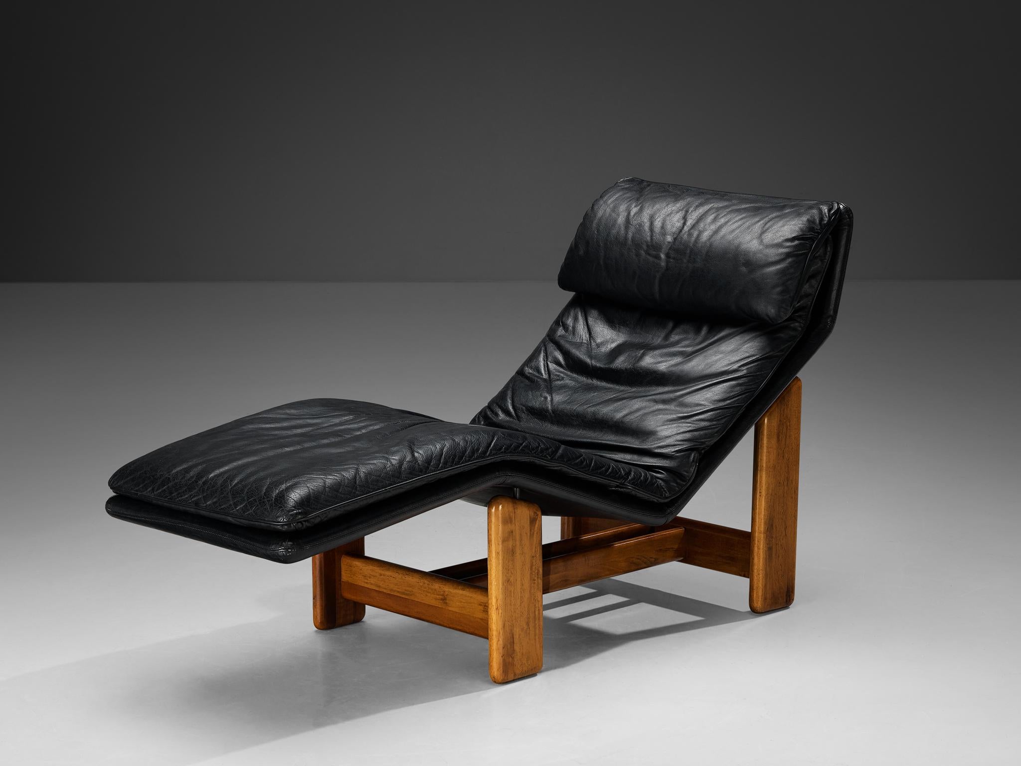 Tarcisio Colzani for Mobil Girgi, daybed or chaise longue, model 'Periplo', walnut, leather, Italy, 1970s

Sculptural chaise longue designed by Tarcisio Colzani for Mobil Girgi in the 1970s. This piece is upholstered in black leather, that displays