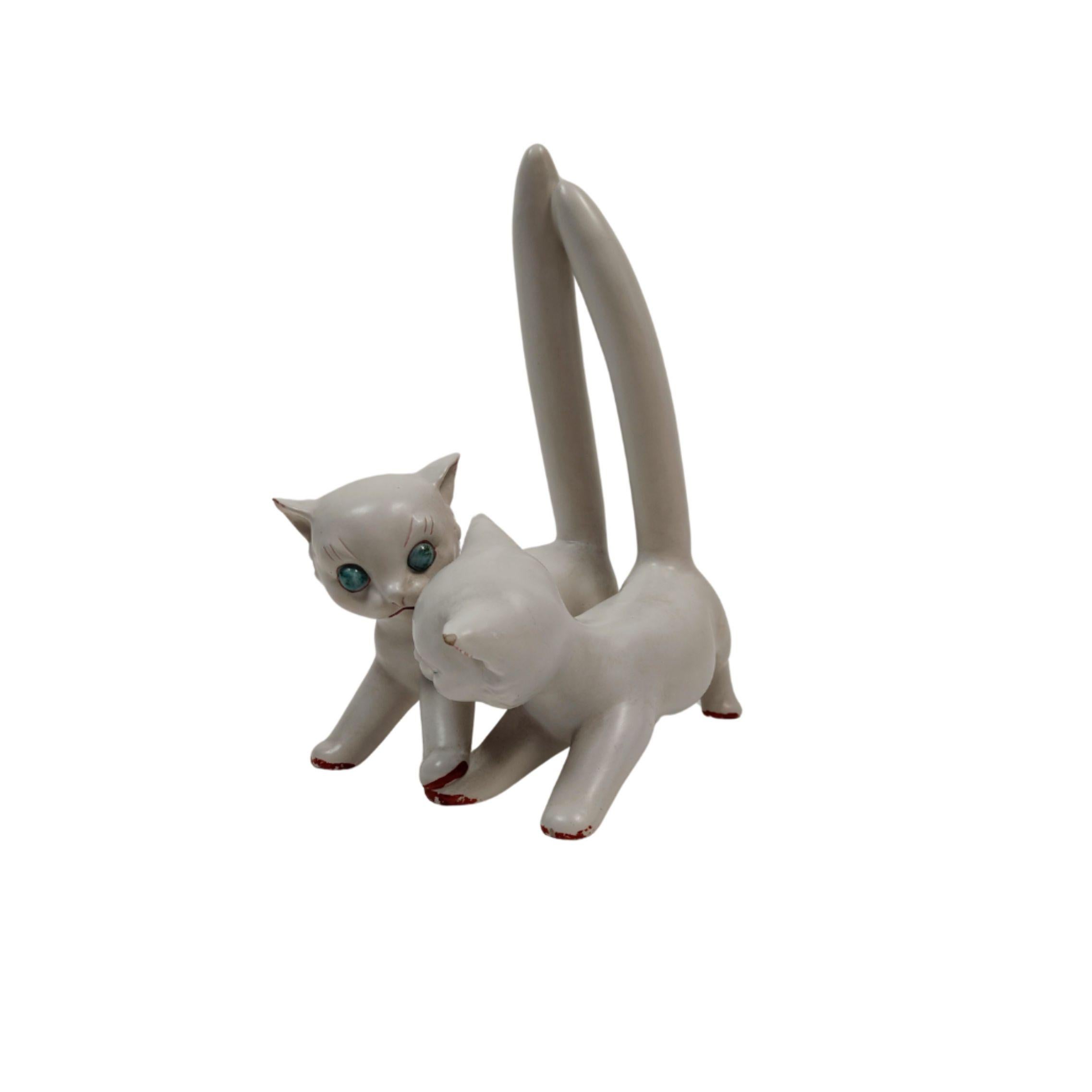 Céramiques représentant deux chatons blancs réalisées par un céramiste de Vicence, Tarcisio Tosin. Exécuté vers 1940 avec des dimensions de 35x29x18 cm.
Il a fréquenté l'Institut d'art de Nove et a travaillé avec son père Marco dans l'usine