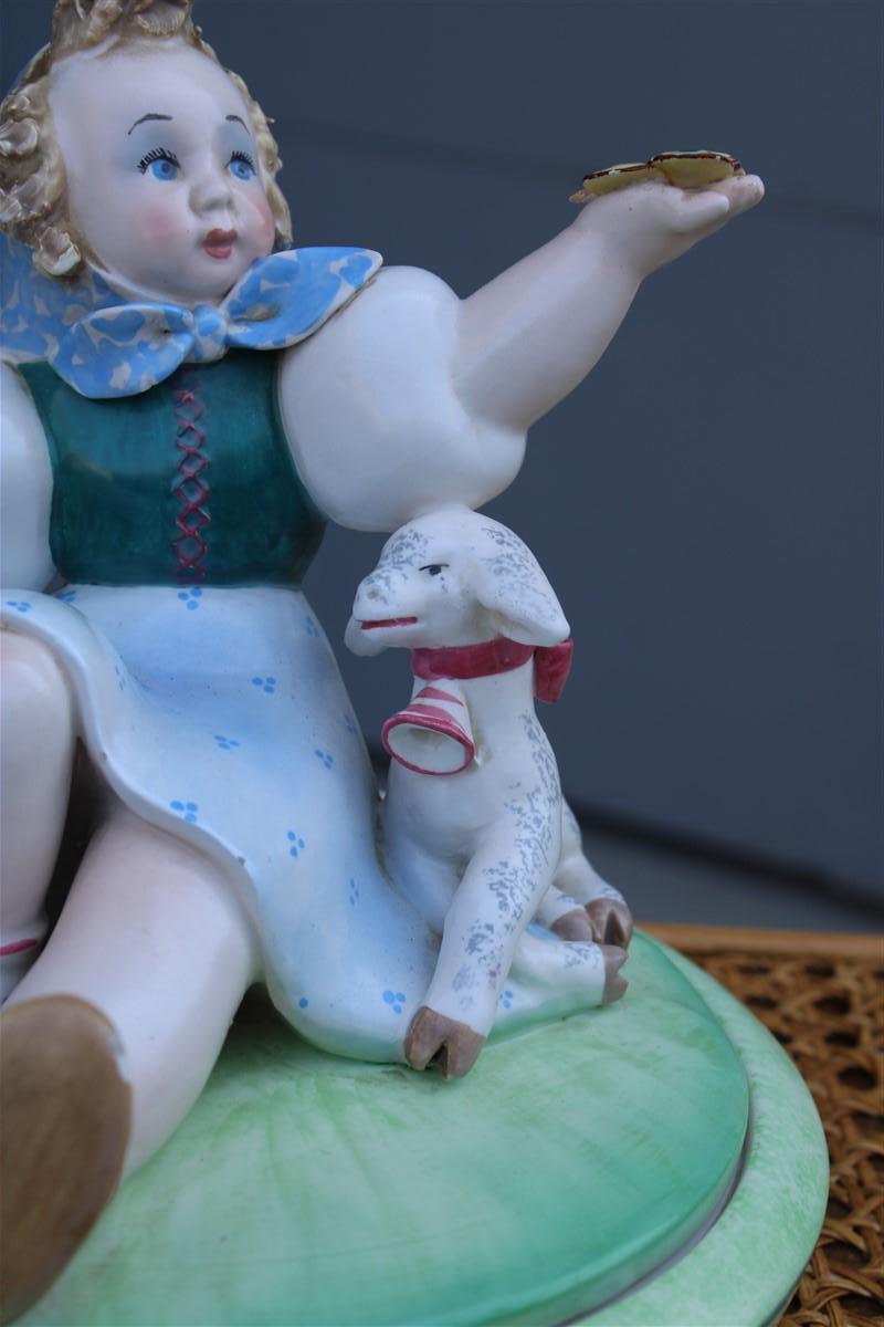 Milieu du XXe siècle Boîte en céramique italienne Tosin de Tarcisio des années 1930 avec petite fille et chèvre en vente
