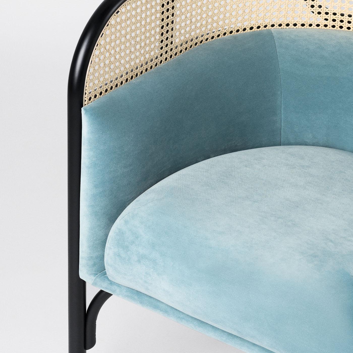 Der von GamFratesi entworfene Sessel Targa Petit aus blauem Samt bietet eine kompakte und zugleich elegante Sitzgelegenheit, die von der legendären Targa Lounge inspiriert ist. Seine raffinierten Proportionen und das charakteristische Wiener