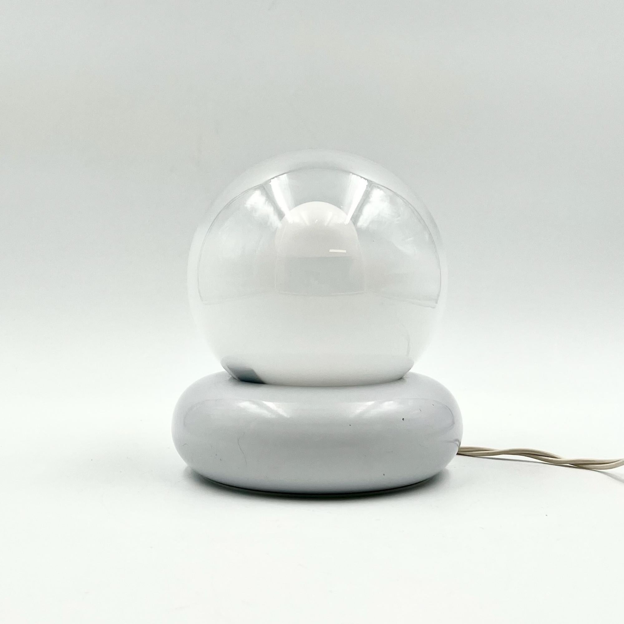 Targetti Sankey 70s Table Lamp - Minimalist White Base and Gradient Glass Sphere In Good Condition In San Benedetto Del Tronto, IT