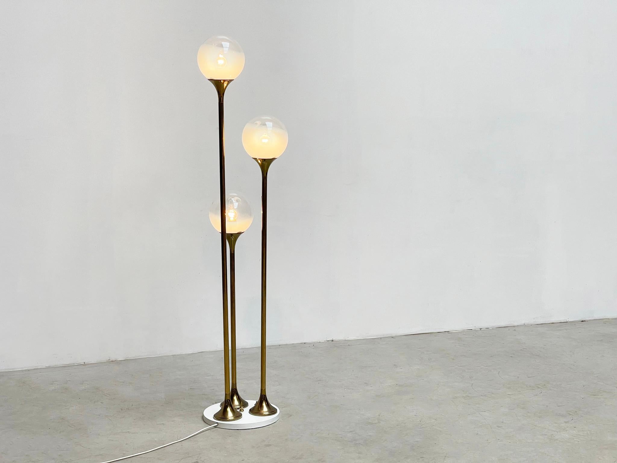 Targetti Sankey Floorlamp
Wonderful floor lamp with three light points  by the famous Italian designer Targetti Sankey. The lamp features three milk glass spheres on three brass stems on a black lacquered metal base. The switch is multi-functional