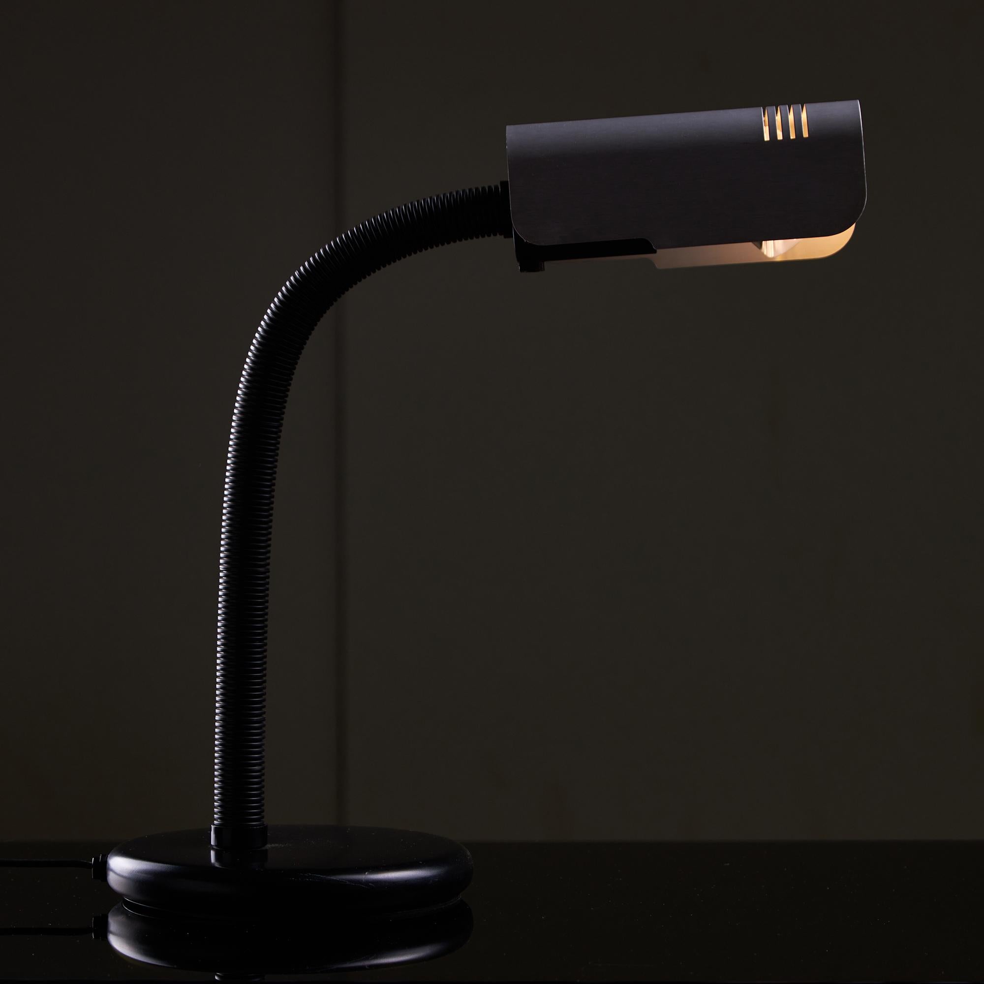 Progettata negli anni '70, questa lampada da scrivania vintage di Targetti Sankey abbina una funzione utilitaria a un'estetica decisamente modernista. Il pezzo presenta un'elegante base in metallo nero con una resistente suola in plastica, che