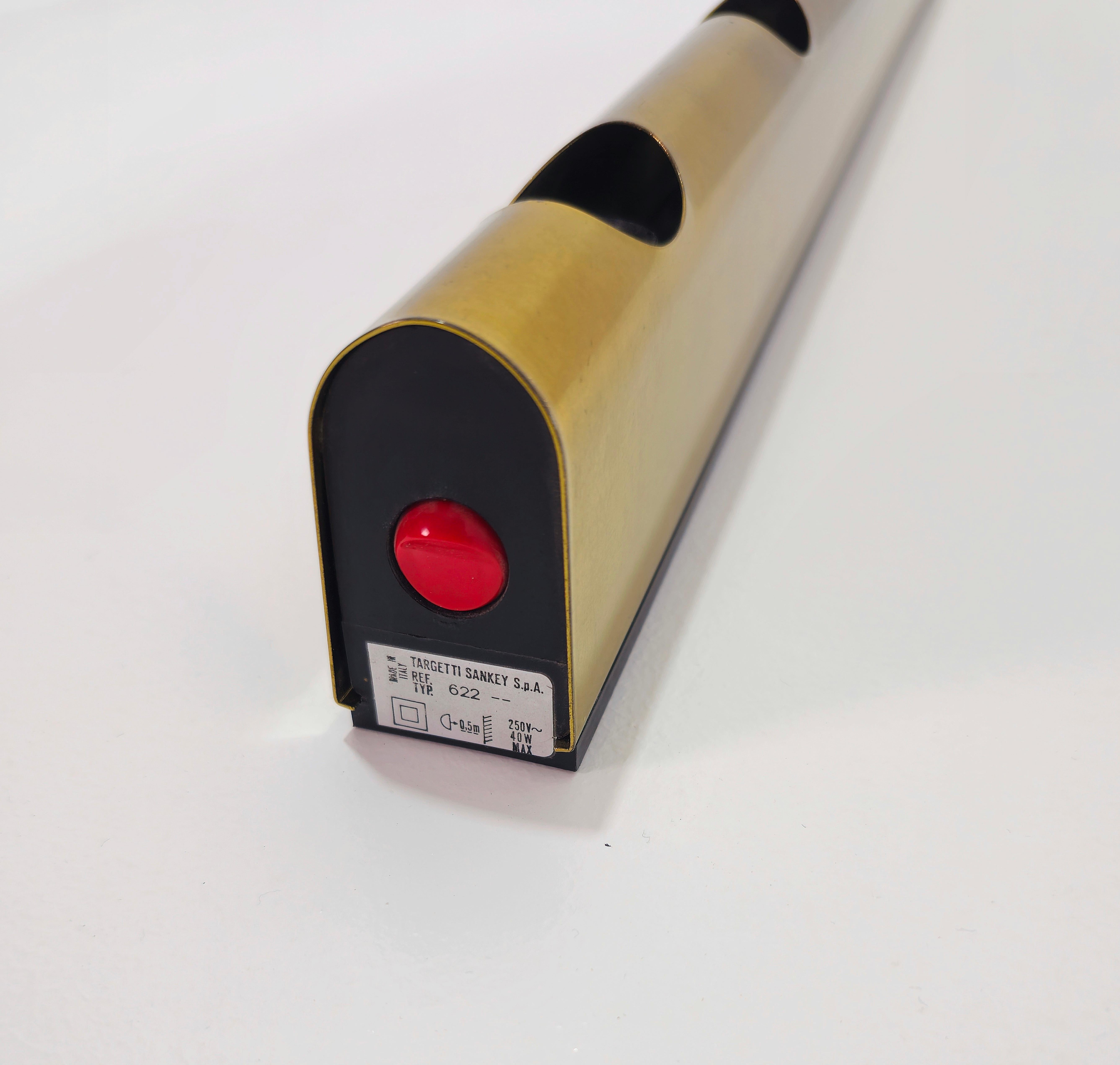 Targetti Studio wall lamp made in Italy, circa 1970s. Plastic structure, 5 lights and gold aluminum finish. Easy to place, really a nice piece of furniture. Production label. Please watch the video and photos carefully, thank you.

5 light: E