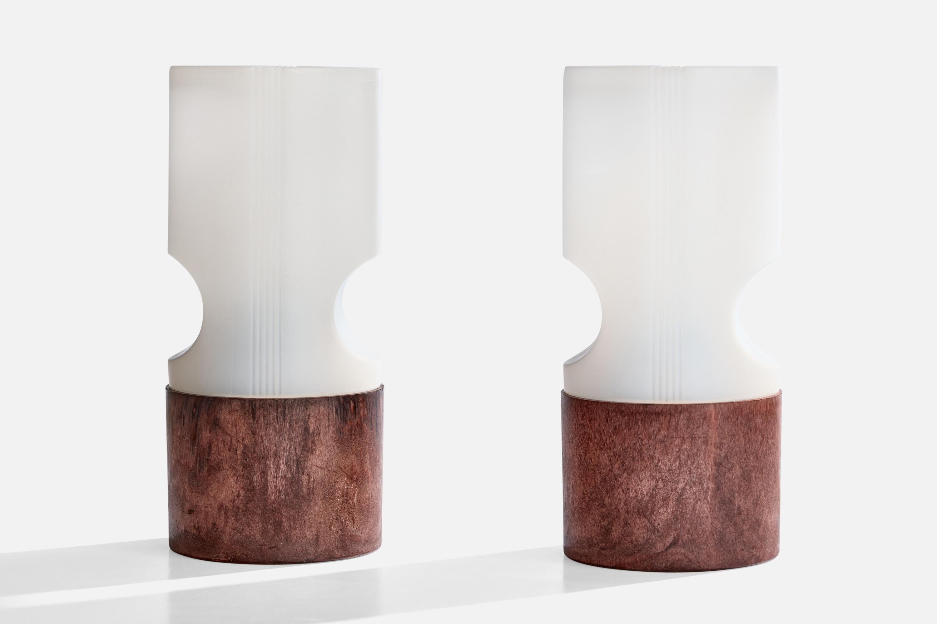 Paire de lampes de table en acrylique blanc et brun produites par Targetti, Italie, c.C. années 1970

Dimensions de la lampe (pouces) : 7.125