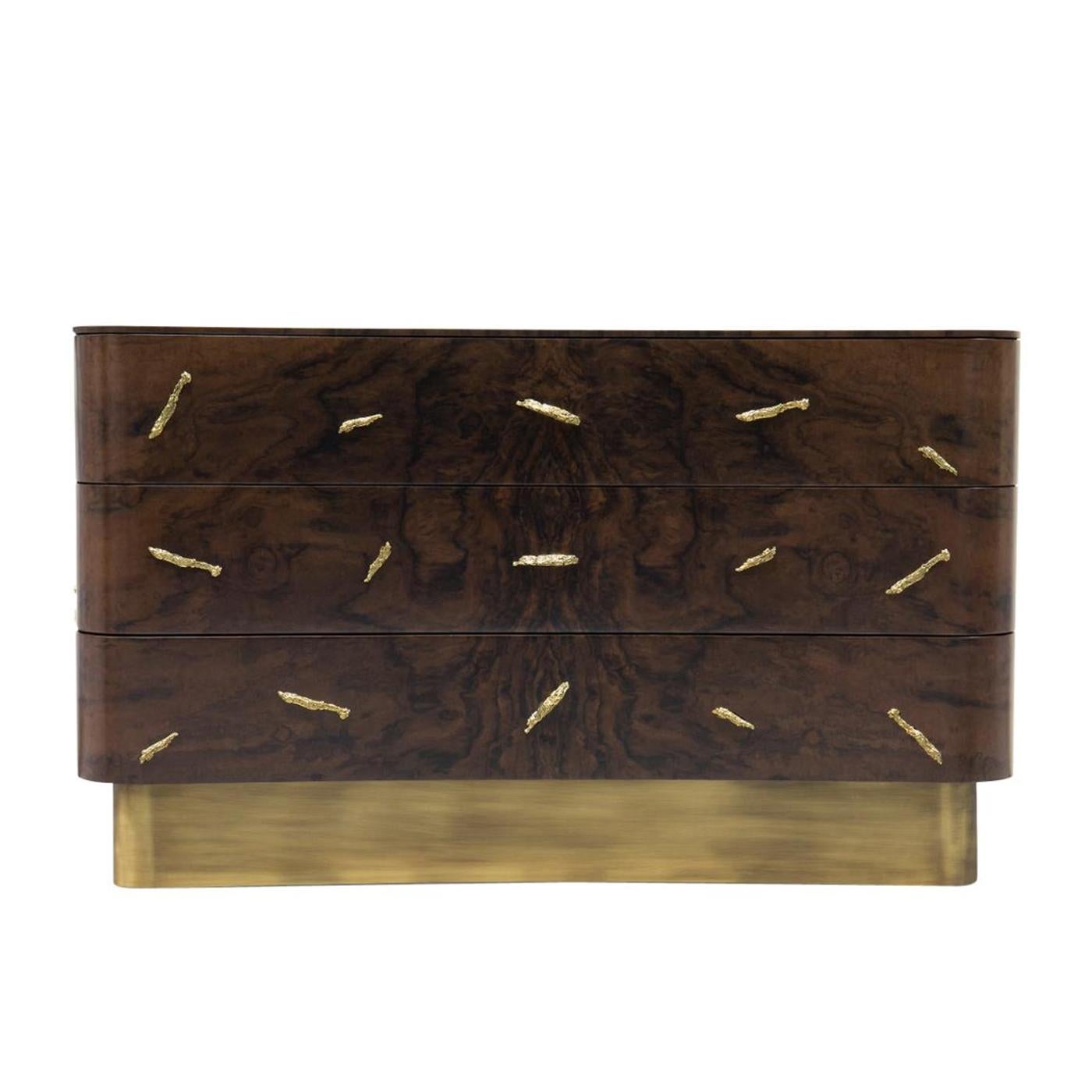 Chest of drawers Tarius with wooden structure with solid walnut
veneer in matte finish. With polished solid brass details and with
brushed aged brass base. With 3 drawers made inside with solid 
poplar wood veneer with walnut veneer fronts in matte