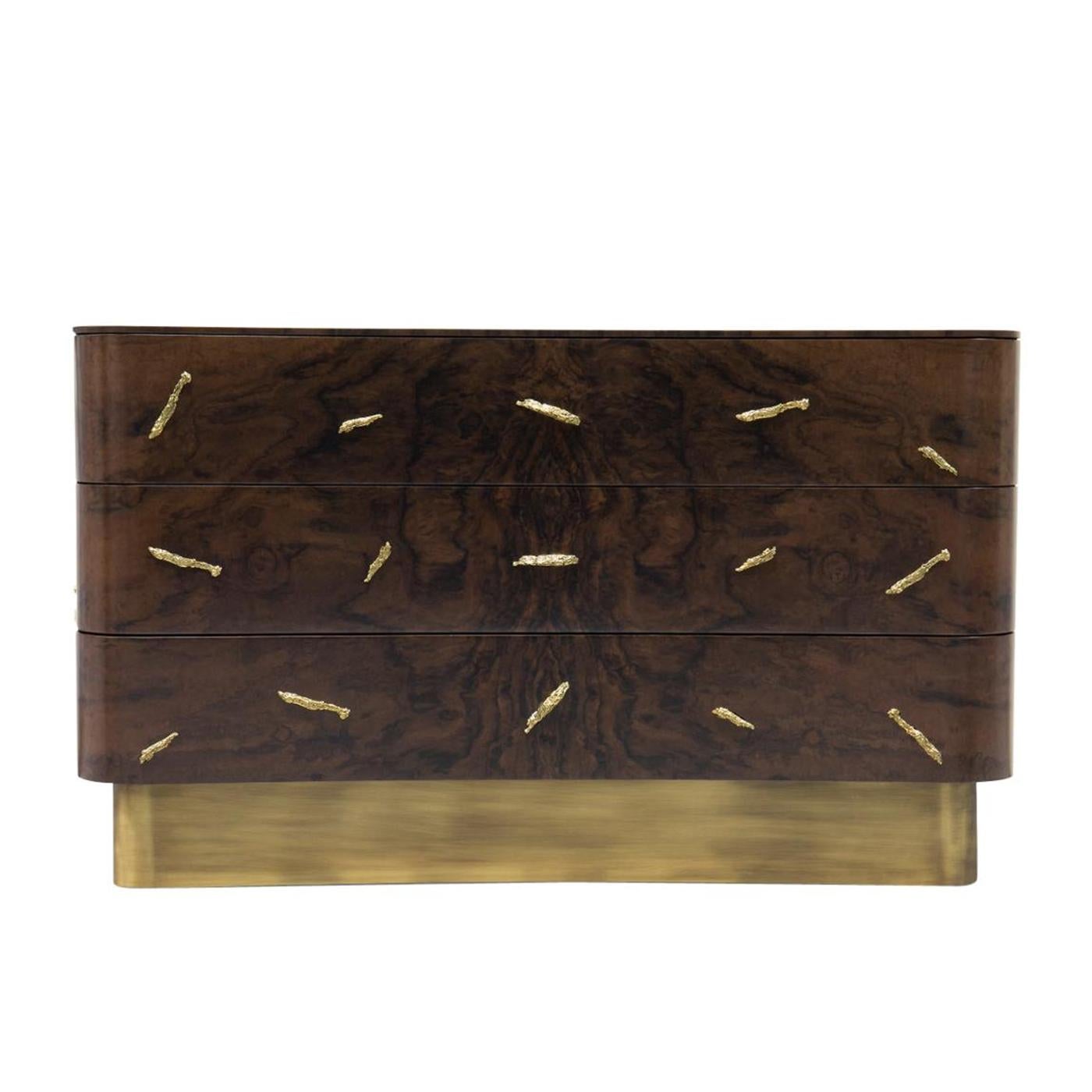 Cassettiera Tarius con struttura in legno di noce massiccio
impiallacciatura in finitura opaca. Con dettagli in ottone massiccio lucidato e con
base in ottone invecchiato spazzolato. Con 3 cassetti realizzati all'interno con materiale solido.