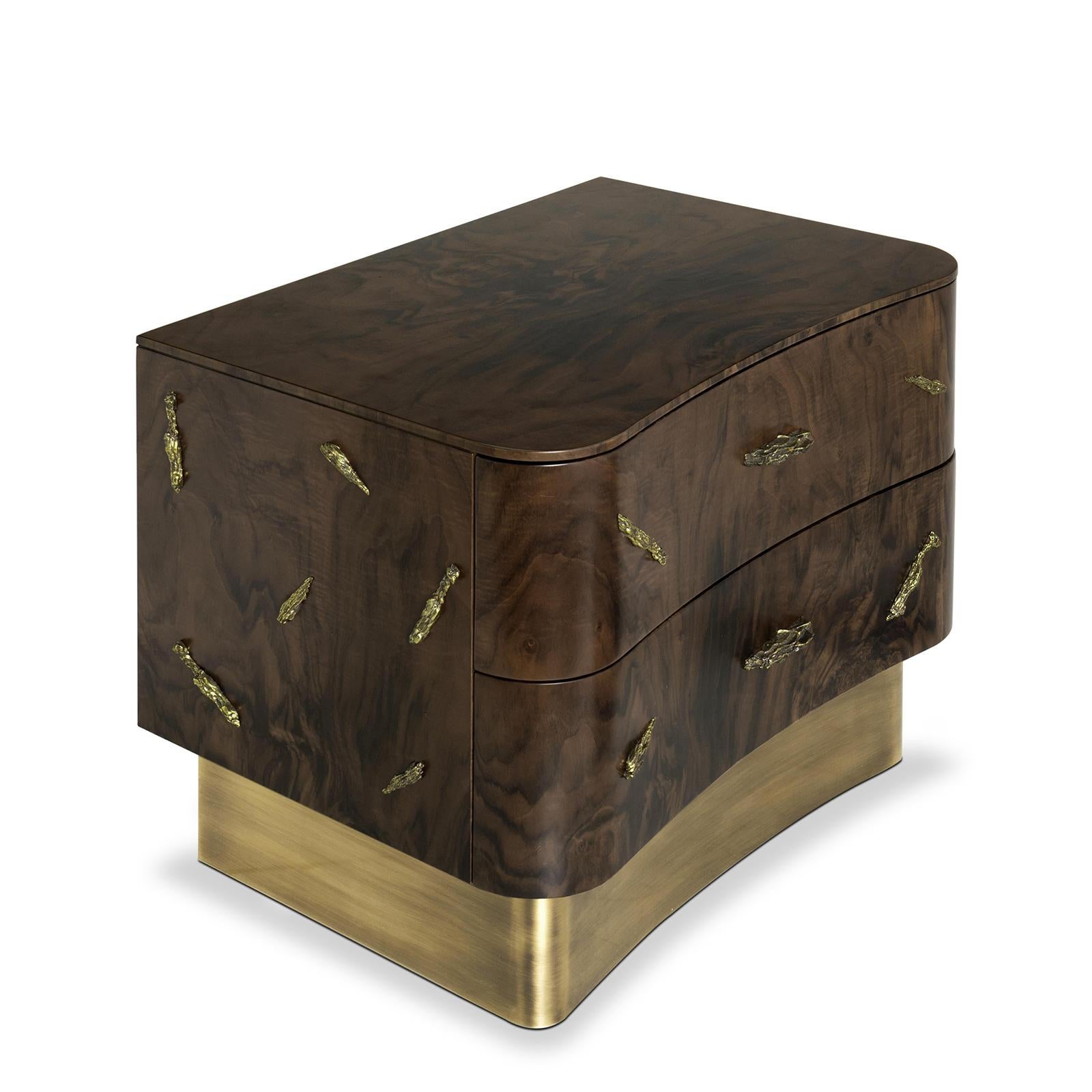 Nightstand Tarius with wooden structure with solid walnut
veneer in matte finish. With polished solid brass details
and with brushed aged brass base.
With 2 drawers made inside with solid poplar wood 
veneer with walnut veneer fronts in matte finish.